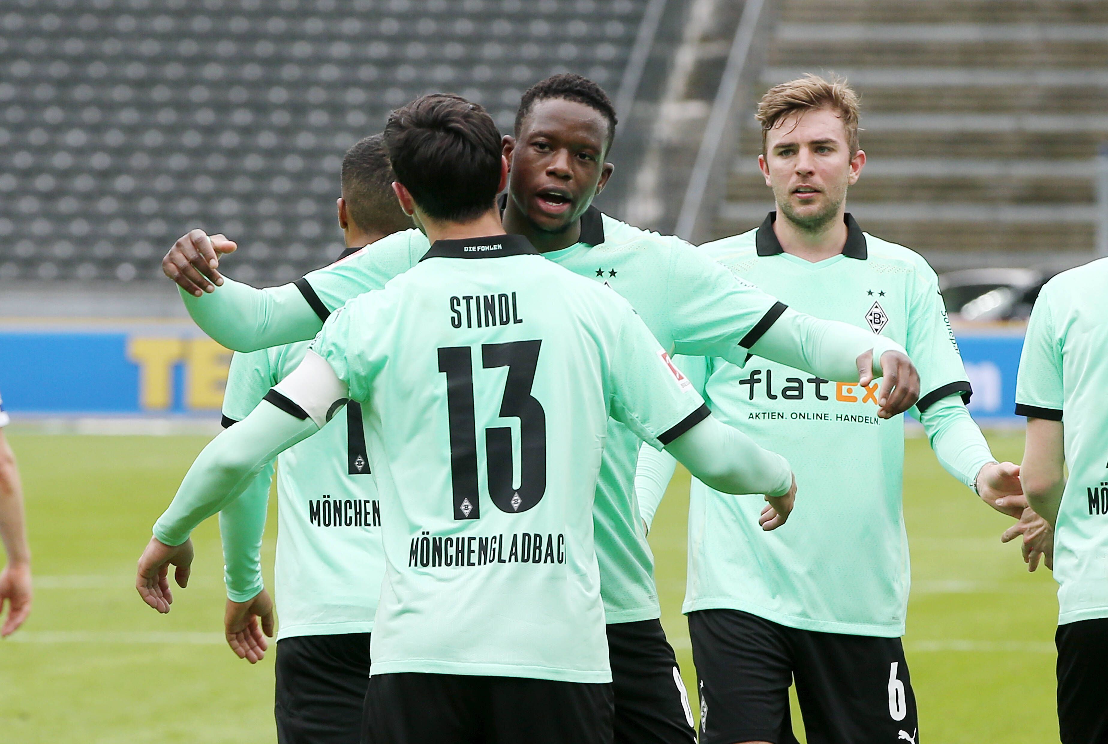 Die Gladbacher jubeln nach dem Ausgleich im Bundesligaspiel der Borussia bei der Hertha am 10. April 2021 im Olympiastadion.
