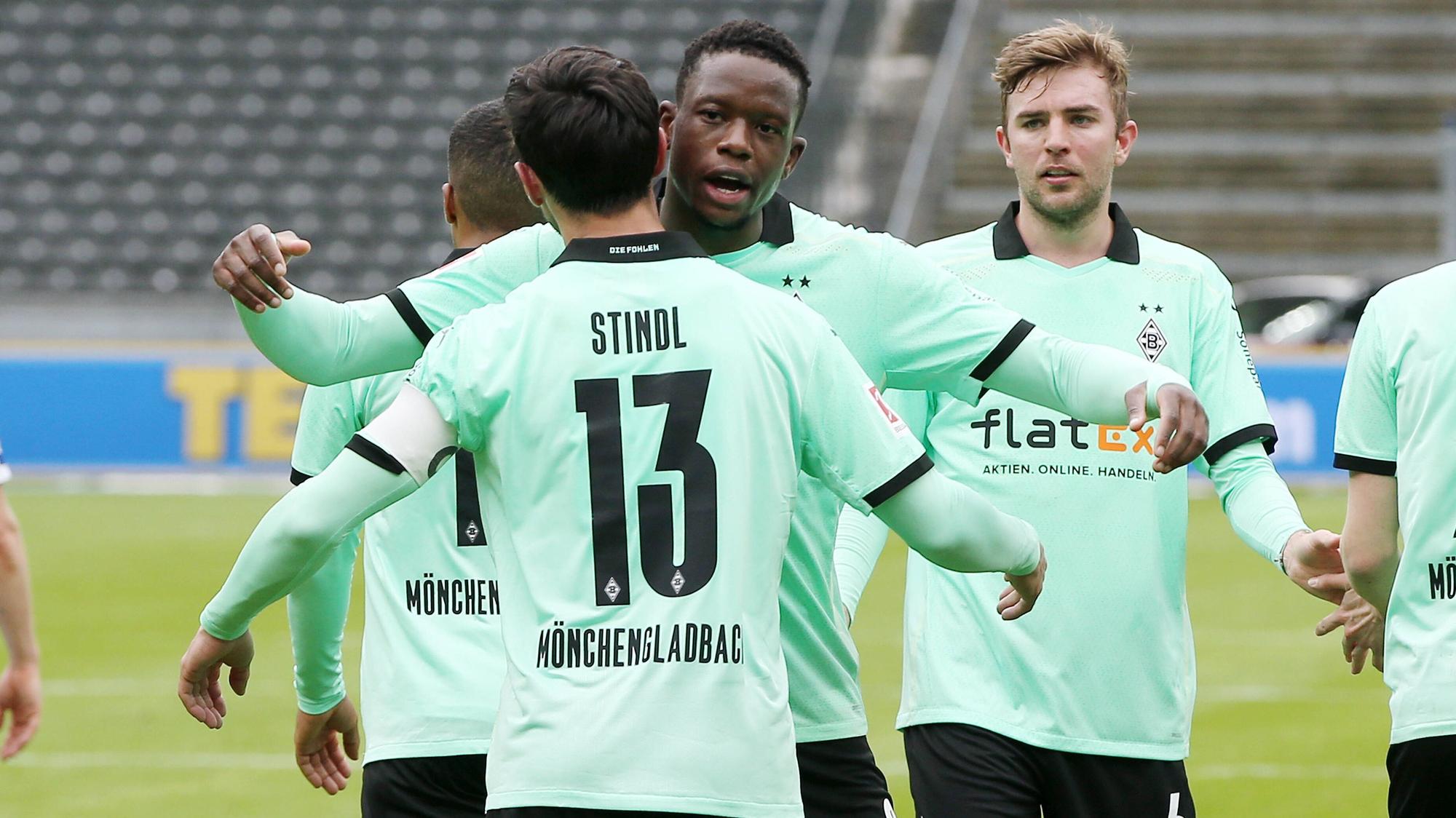 Die Gladbacher jubeln nach dem Ausgleich im Bundesligaspiel der Borussia bei der Hertha am 10. April 2021 im Olympiastadion.
