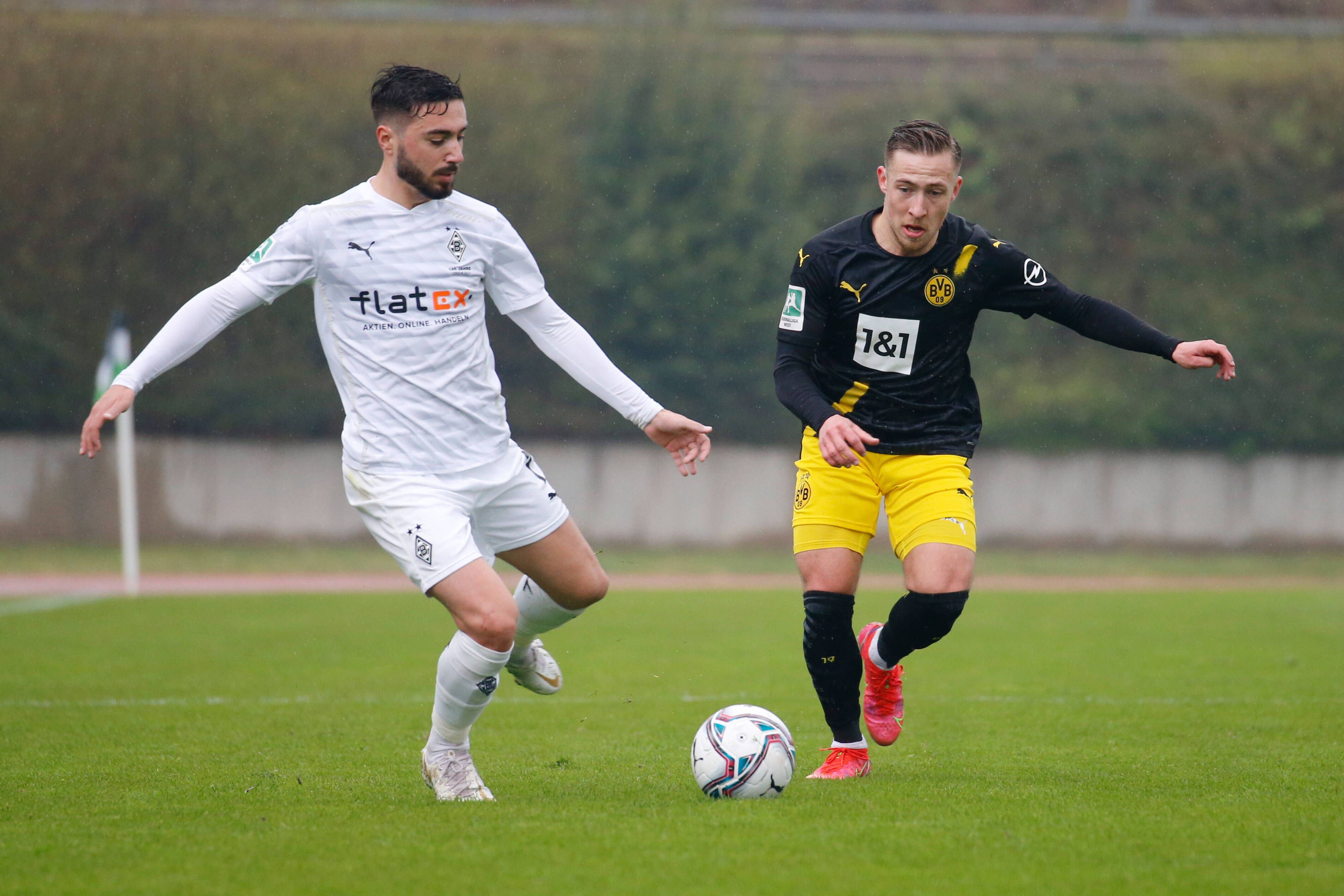 Gladbachs Jacob Italiano (l.) im Zweikampf mit Dortmunds Felix Passlack (r.) beim Aufeinandertreffen am 10. April 2021 im Grenzlandstadion.