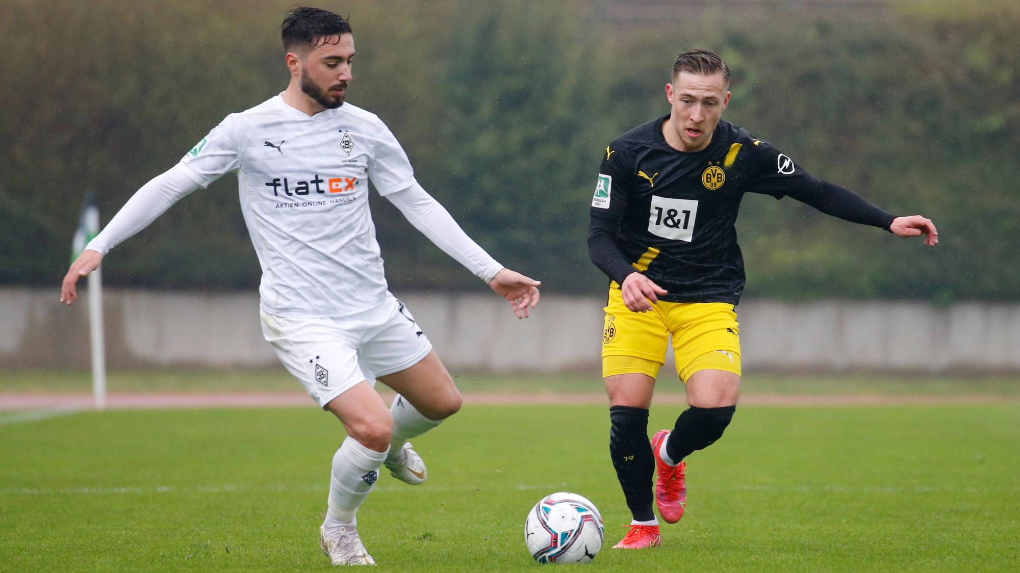 Gladbachs Jacob Italiano (l.) im Zweikampf mit Dortmunds Felix Passlack (r.) beim Aufeinandertreffen am 10. April 2021 im Grenzlandstadion.