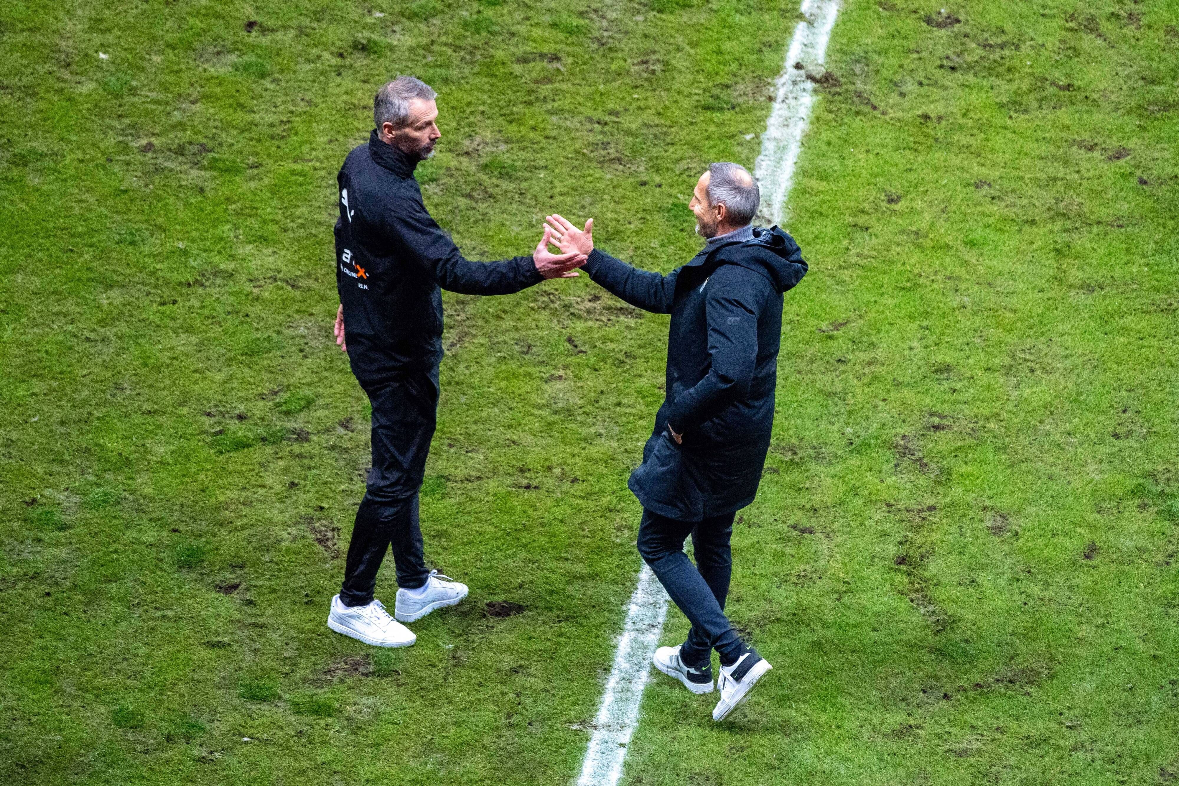 Gladbach-Trainer Marco Rose (l.) schüttelt Frankfurts Adi Hütter (r.) nach dem spiel zwischen Gladbach und Frankfurt am 15. Dezember 2020 die Hand.