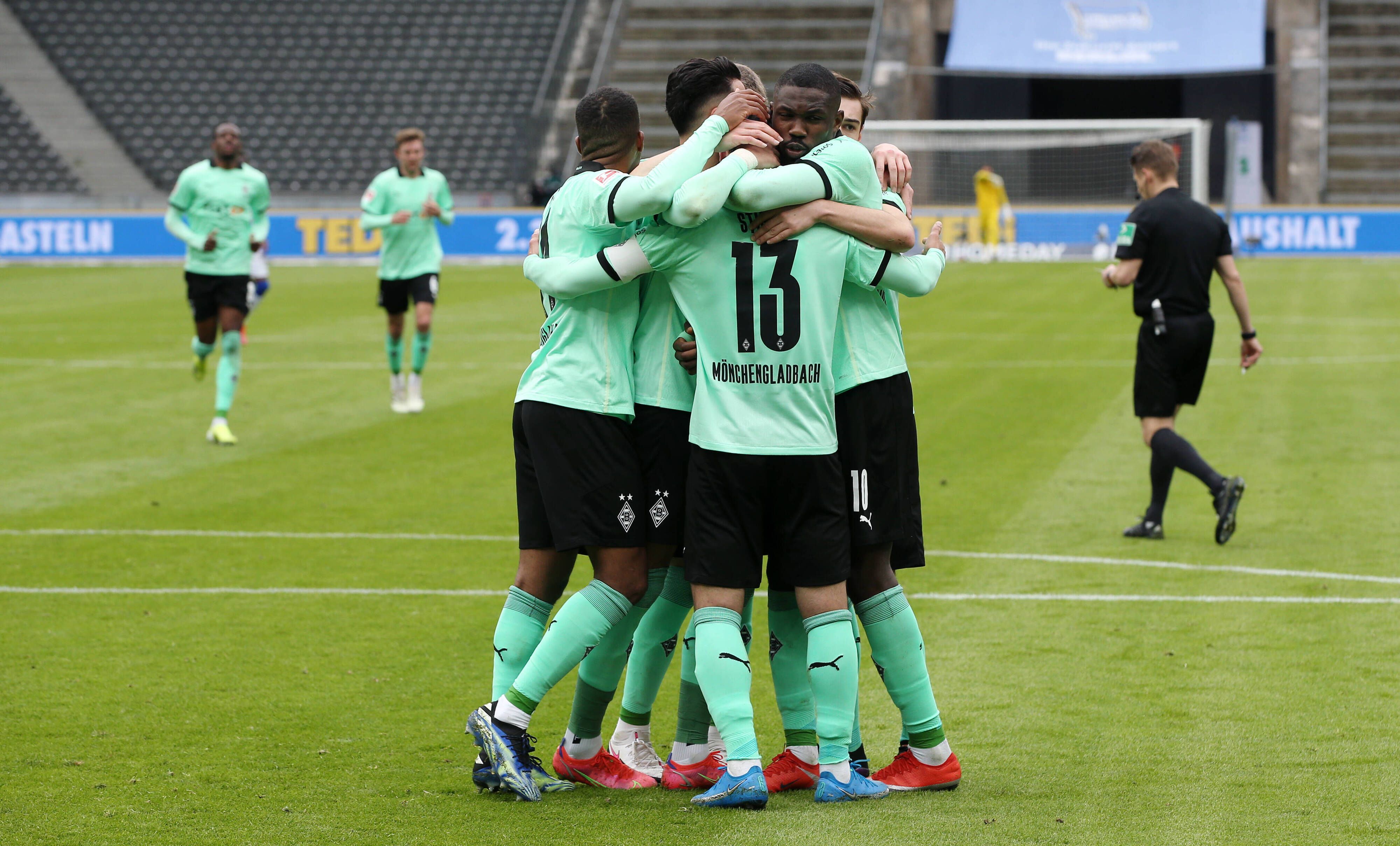 Die Gladbacher Alassane Plea, Lars Stindl und Marcus Thuram bejubeln das zwischenzeitliche 2:1 bei Hertha BSC am 10. April 2021.