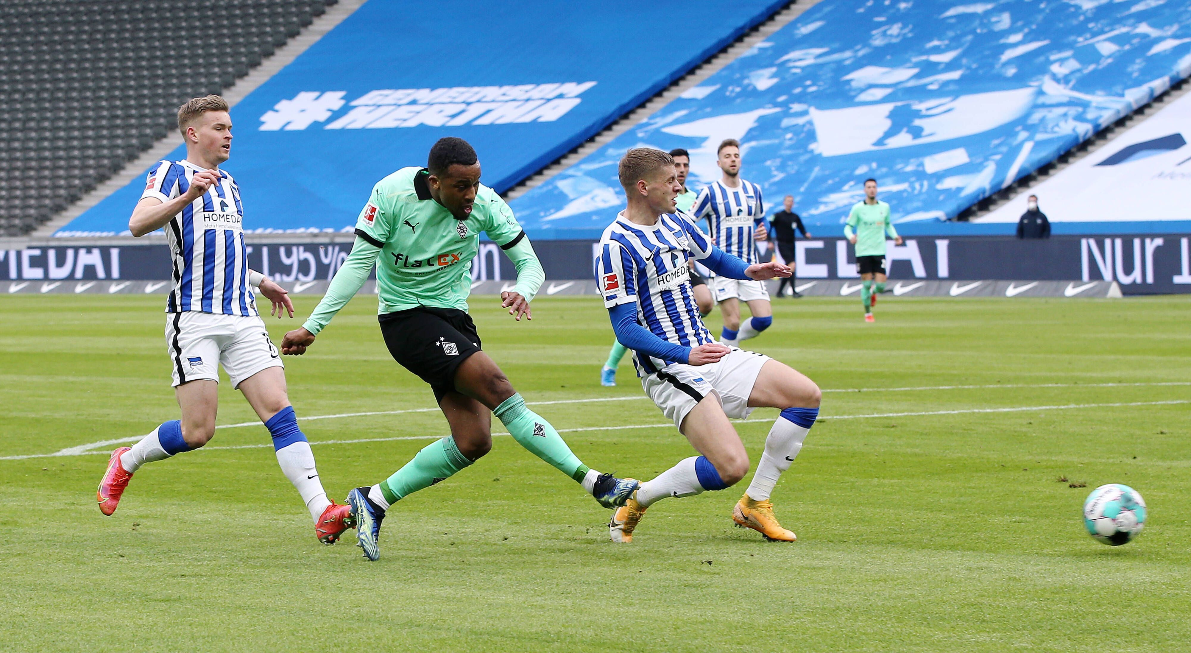 Gladbachs Alassane Plea (Mitte) erzielte im Spiel bei Hertha BSC das wichtige Tor zum 1:1-Ausgleich. Sein Landsmann Marcus Thuram hatte ihm diesen zuvor aufgelegt.
