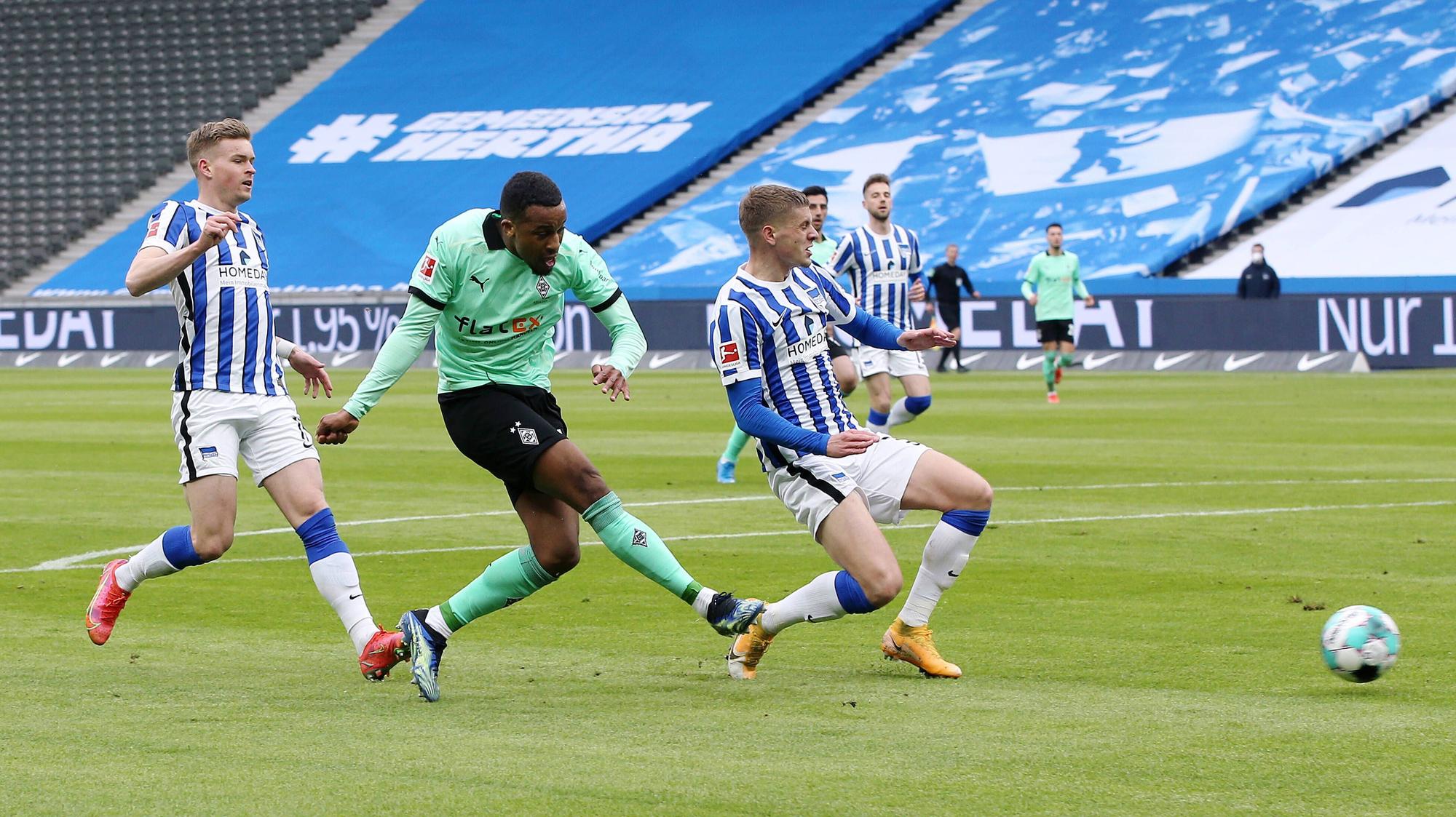 Gladbachs Alassane Plea (Mitte) erzielte im Spiel bei Hertha BSC das wichtige Tor zum 1:1-Ausgleich. Sein Landsmann Marcus Thuram hatte ihm diesen zuvor aufgelegt.