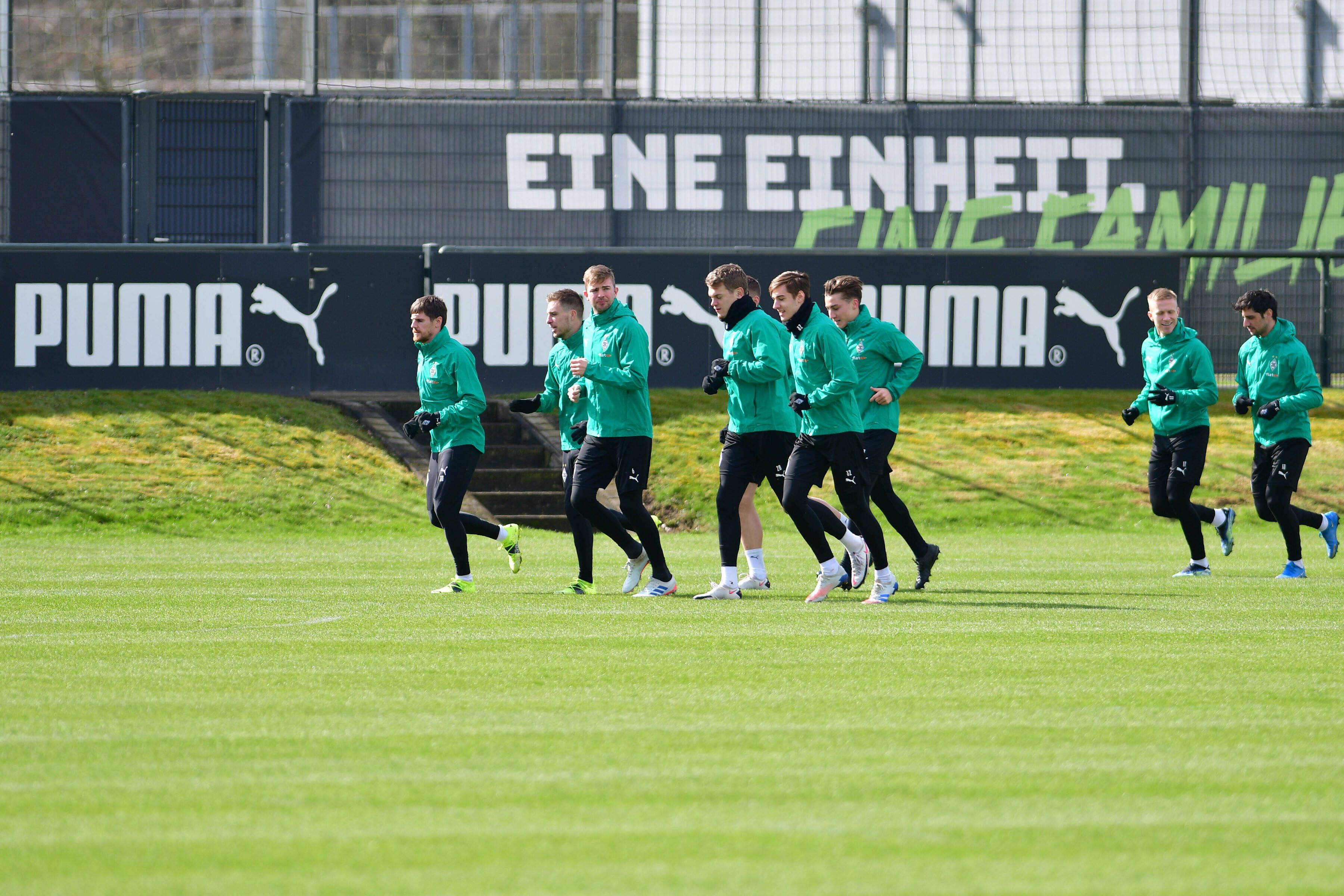 Teile der Gladbacher Mannschaft beim Warmlaufen für das Training im Borussia-Park am 15. März 2021.