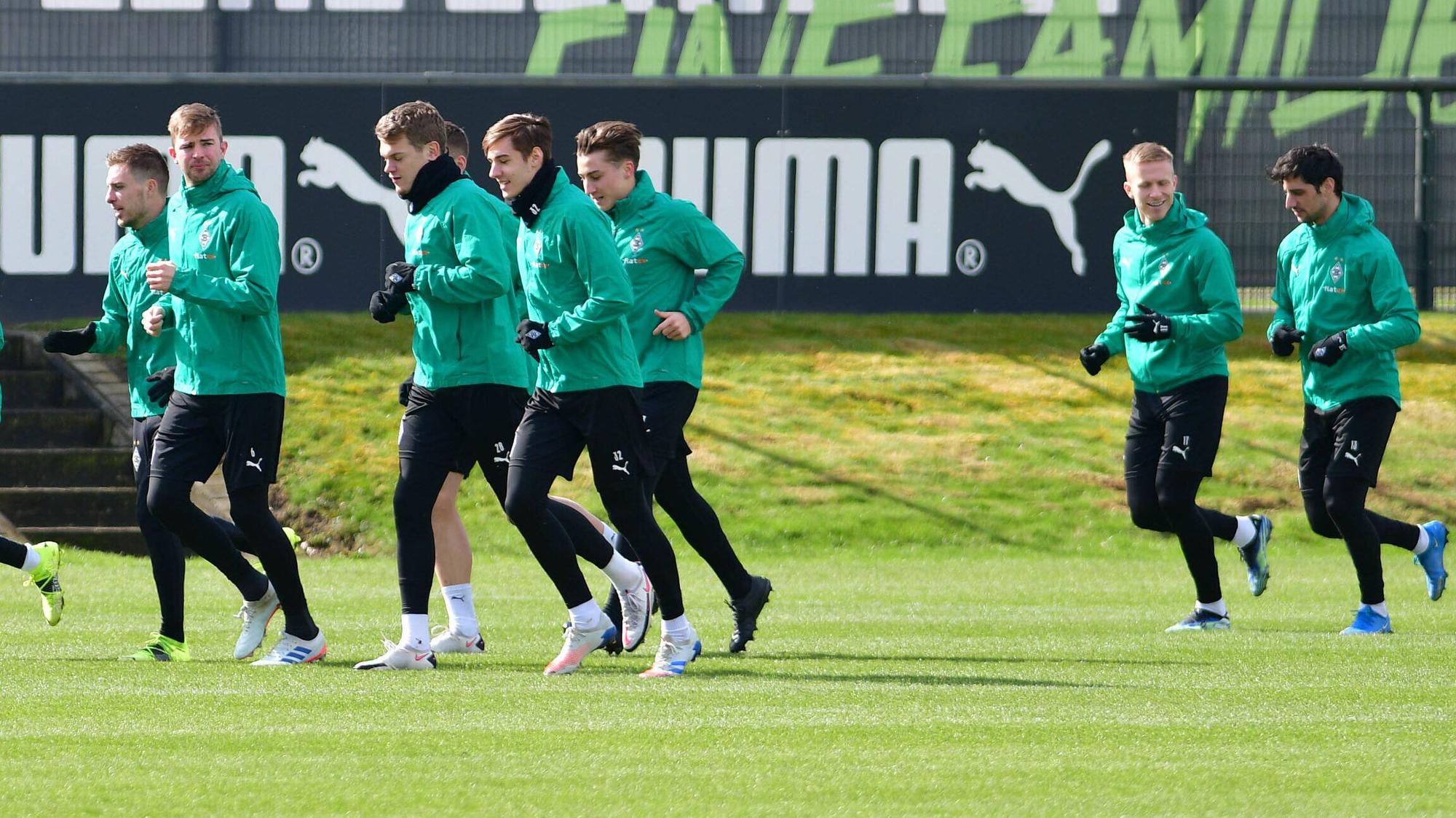 Teile der Gladbacher Mannschaft beim Warmlaufen für das Training im Borussia-Park am 15. März 2021.