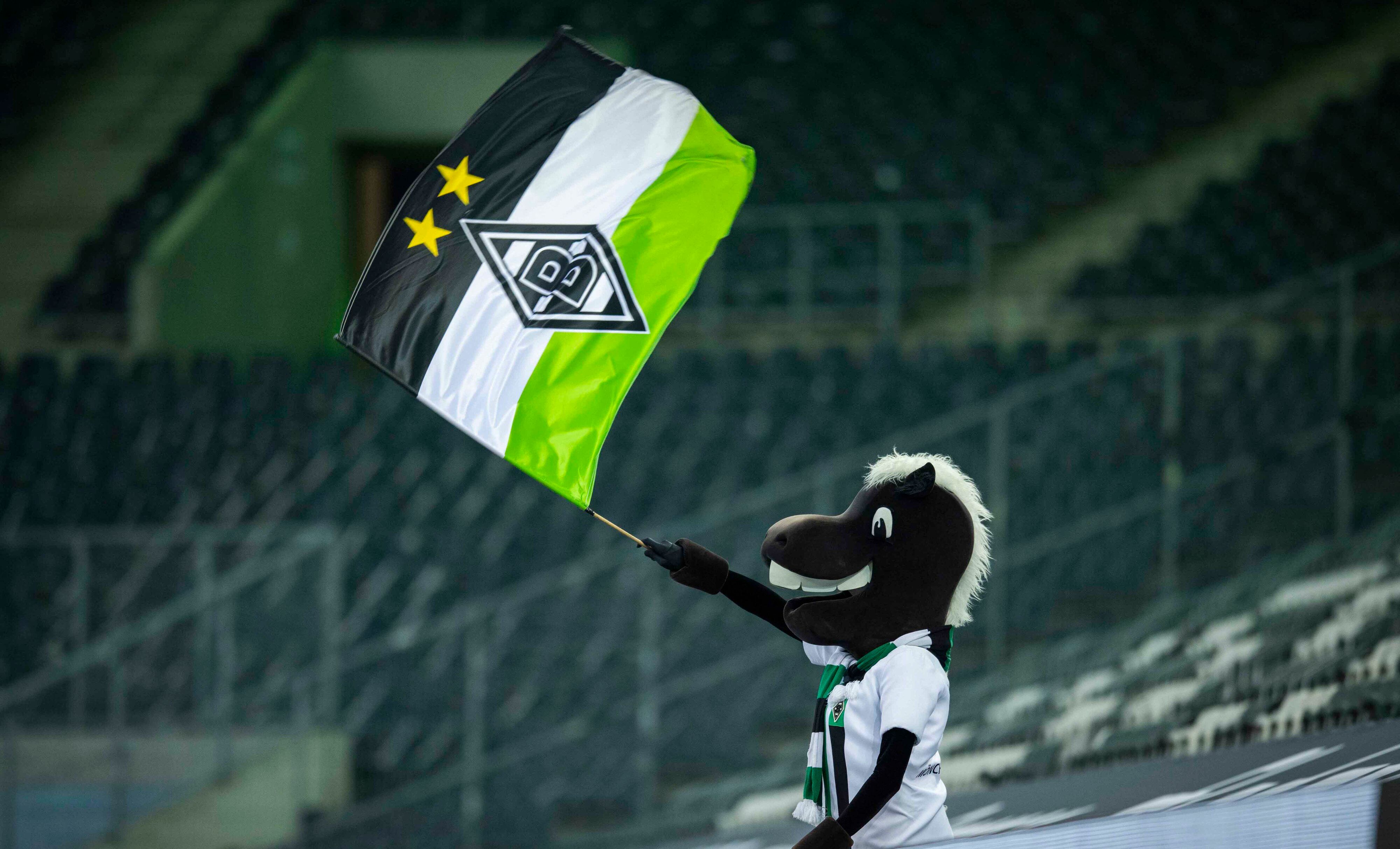 Gladbachs Maskottchen Jünter, beim Bundesliga-Spiel gegen den SC Freiburg am 3. April 2021.