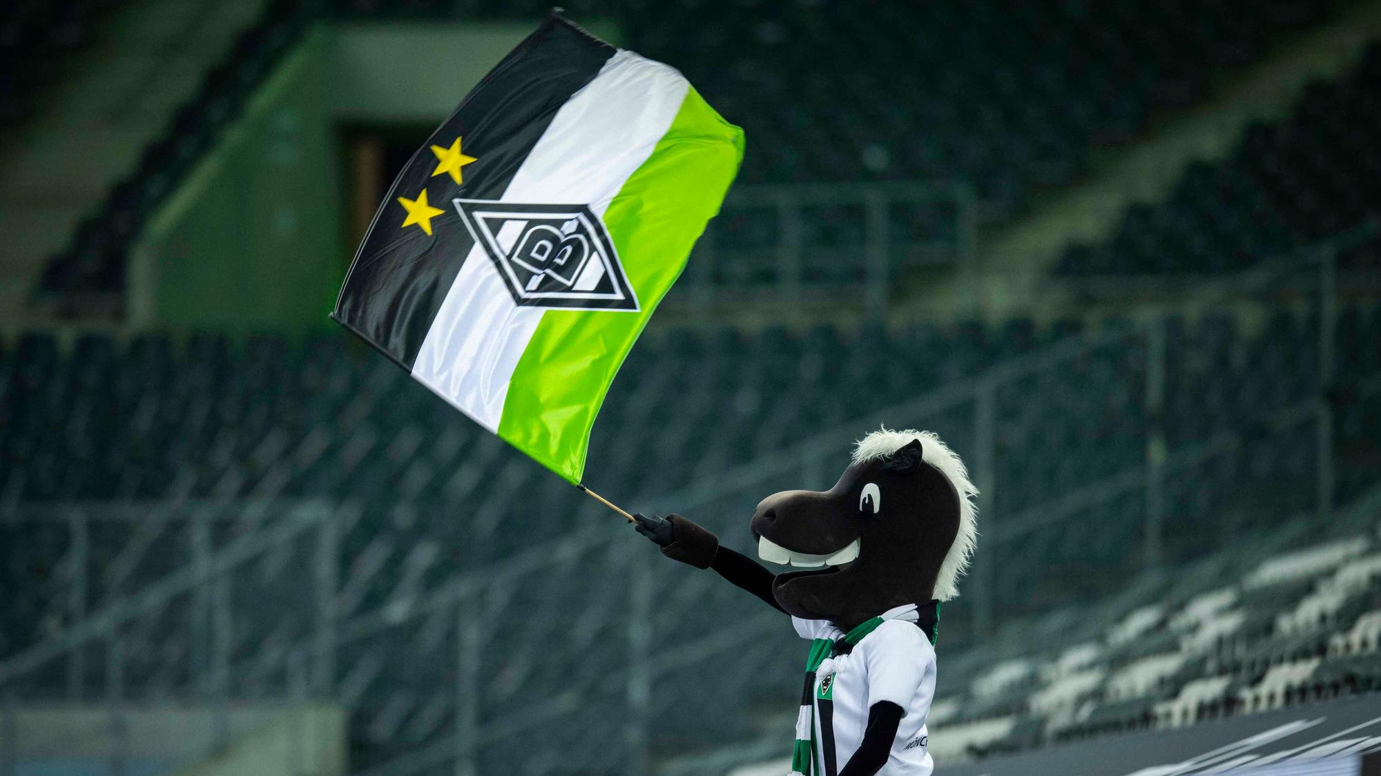 Gladbachs Maskottchen Jünter, beim Bundesliga-Spiel gegen den SC Freiburg am 3. April 2021.