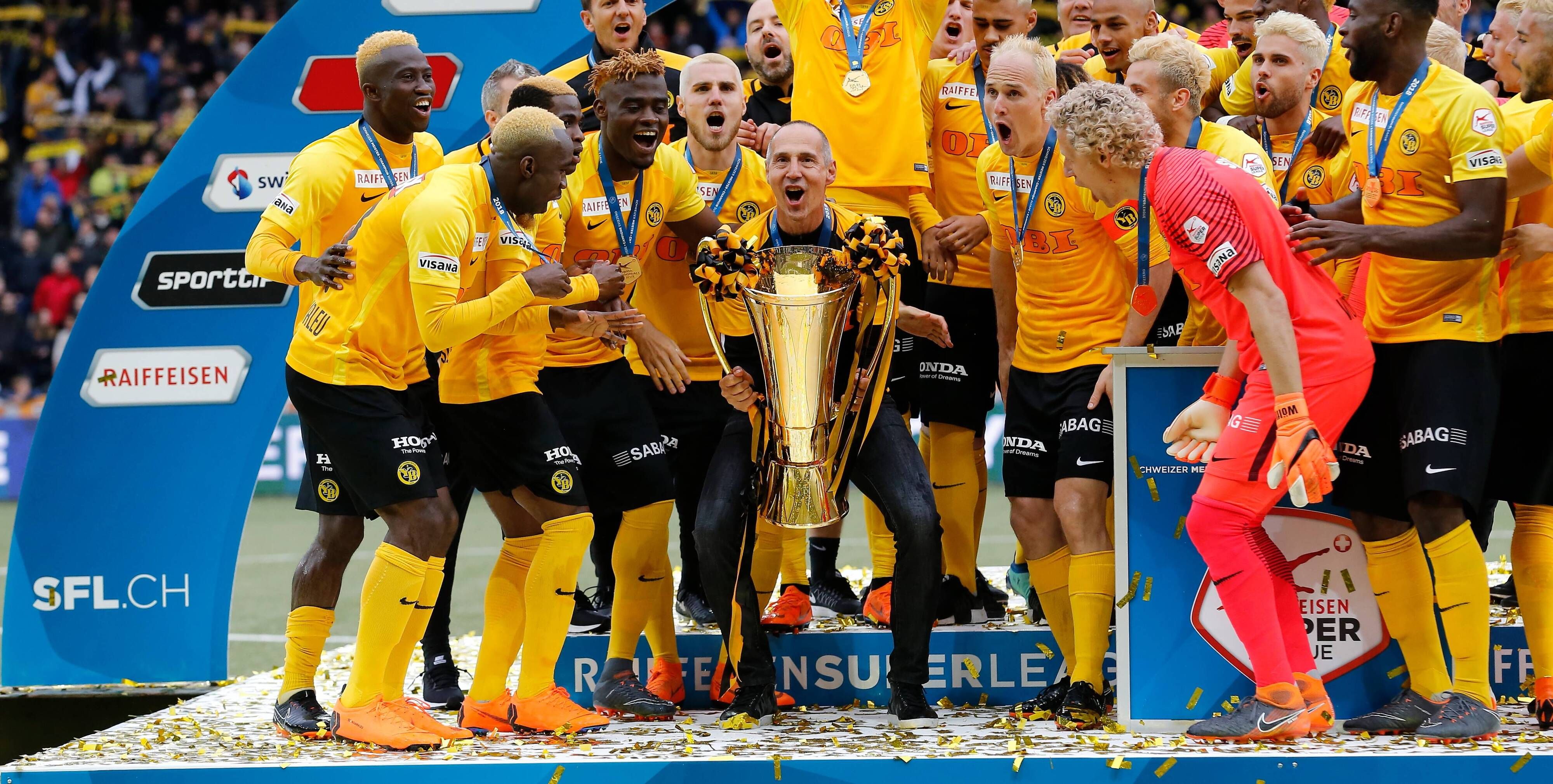 Adi Hüter feiert die Meisterschaft der Super League mit den Young Boys Bern am 13. Mai 2018.