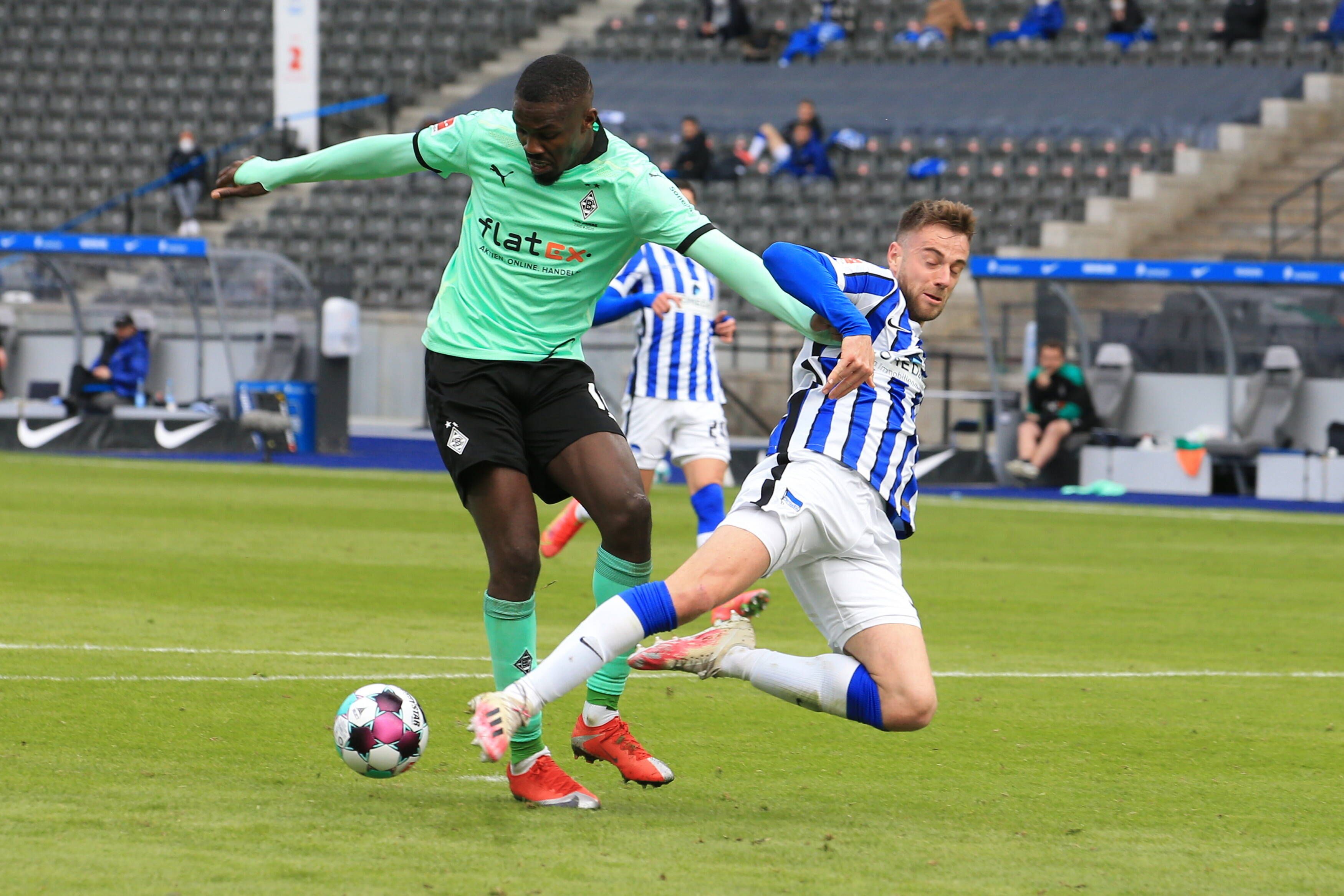 Gladbach-Stürmer Marcus Thuram (l.) im Zweikampf mit Hertha-BSC-Profi Lukas Klünter (r.).