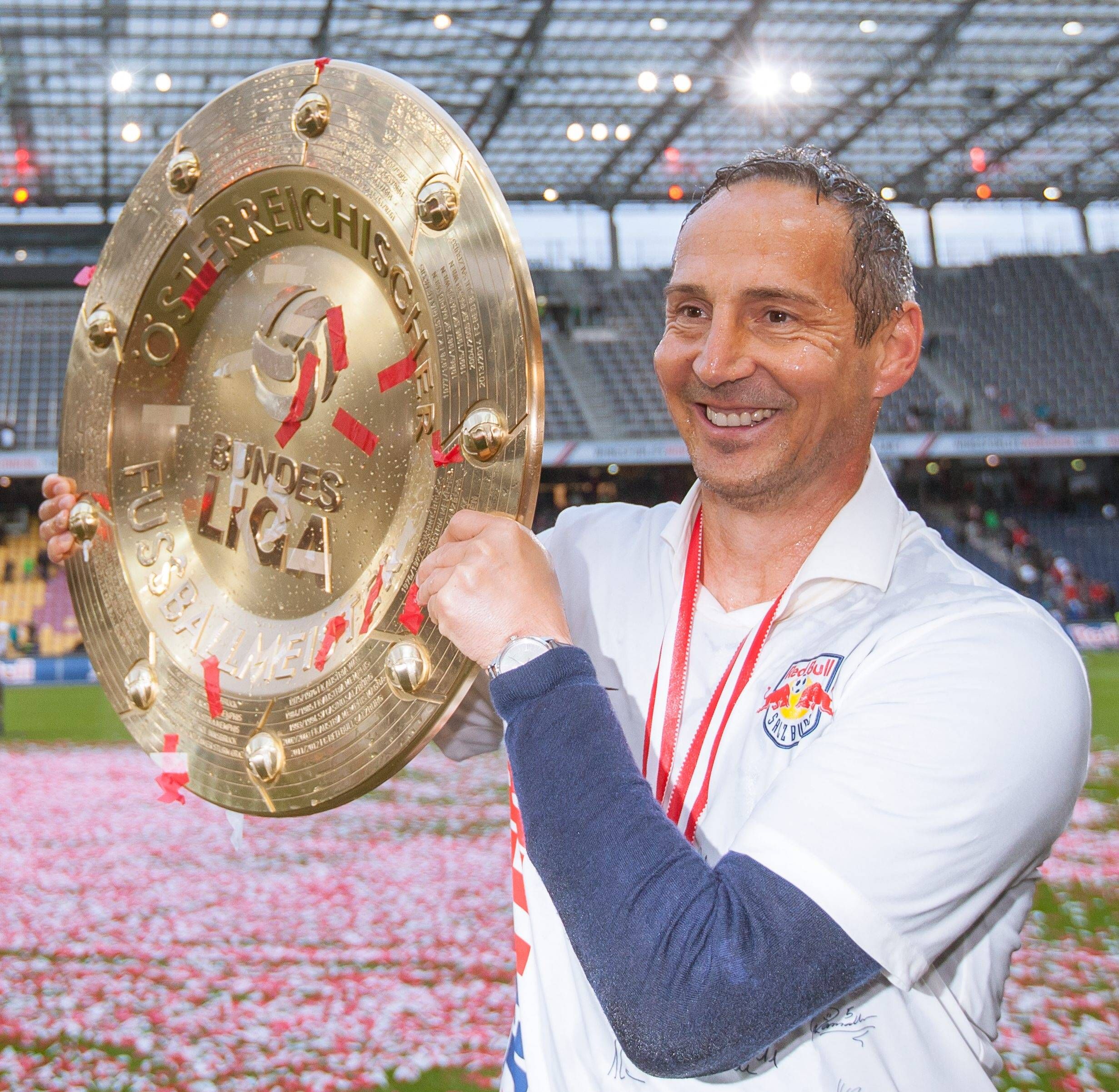 Adi Hütter zeigt am 24. Mai 2015 stolz die Meisterschale, die er mit mit Red Bull Salzburg gewonnen hat.