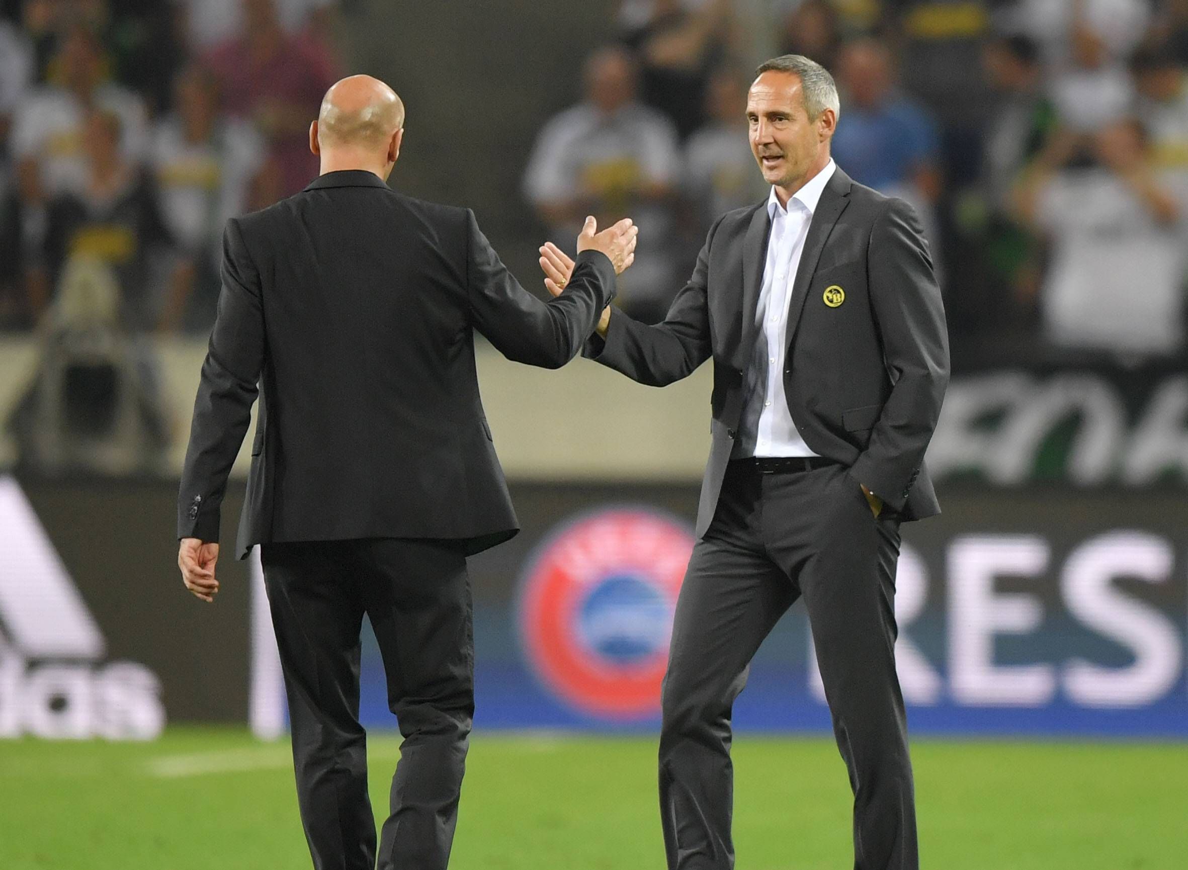 Adi Hütter (r.) klatscht am 24. August 2016, nach dem verlorenen Playoff-Duell mit Bern gegen Gladbach zur Champions League, Fohlen-Trainer André Schubert (l.) ab.