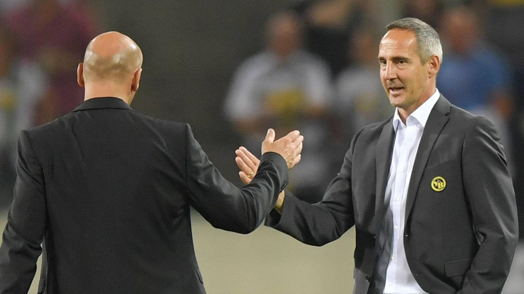 Adi Hütter (r.) klatscht am 24. August 2016, nach dem verlorenen Playoff-Duell mit Bern gegen Gladbach zur Champions League, Fohlen-Trainer André Schubert (l.) ab.