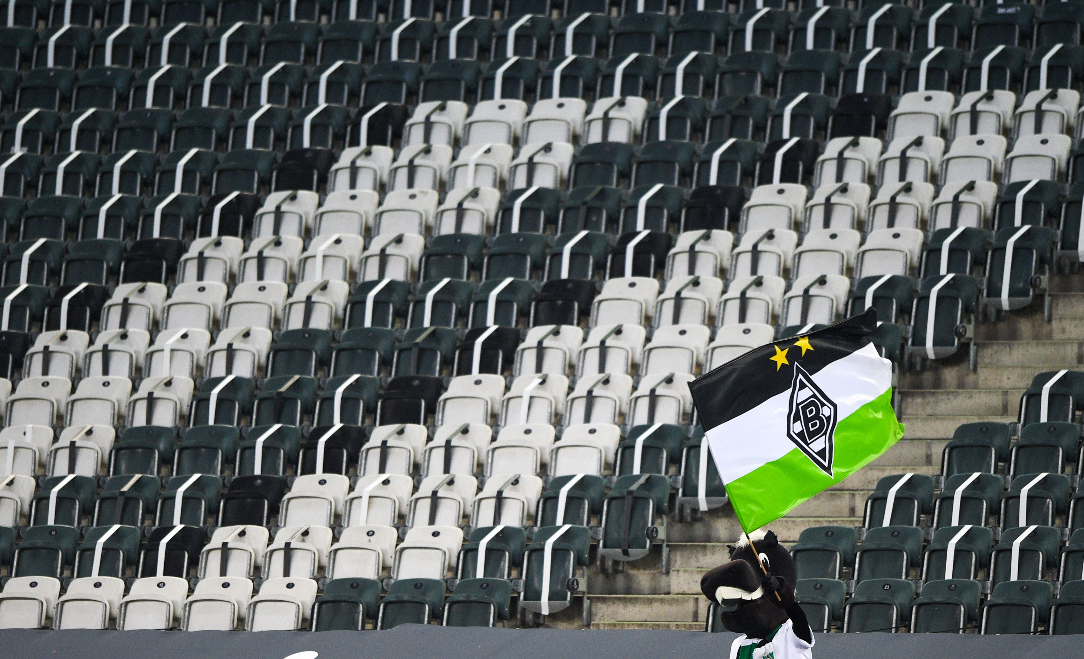 Fußball: Bundesliga, Borussia Mönchengladbach - SC Freiburg, 27. Spieltag im Borussia-Park. Das Gladbacher Maskottchen Jünter schwenkt eine Fahne. +++ dpa-Bildfunk +++