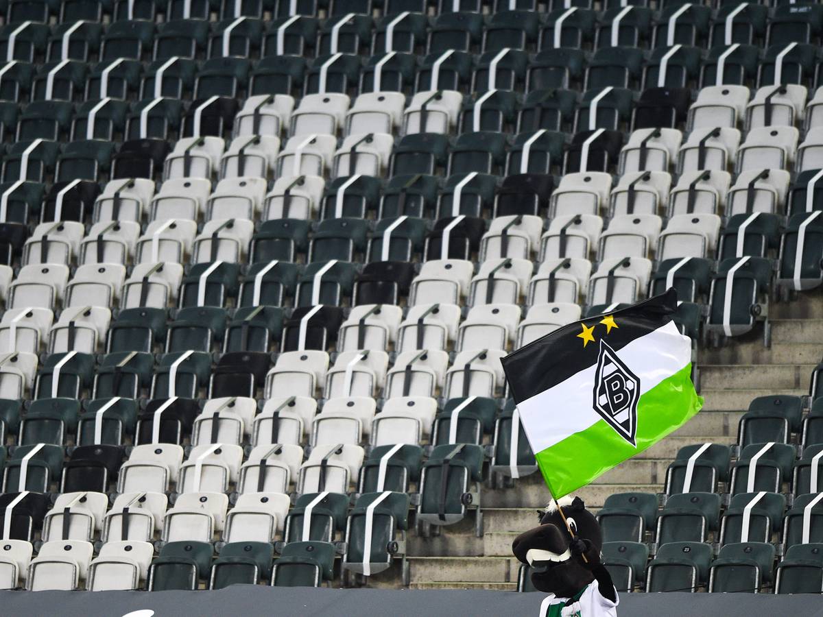 Fußball: Bundesliga, Borussia Mönchengladbach - SC Freiburg, 27. Spieltag im Borussia-Park. Das Gladbacher Maskottchen Jünter schwenkt eine Fahne. +++ dpa-Bildfunk +++