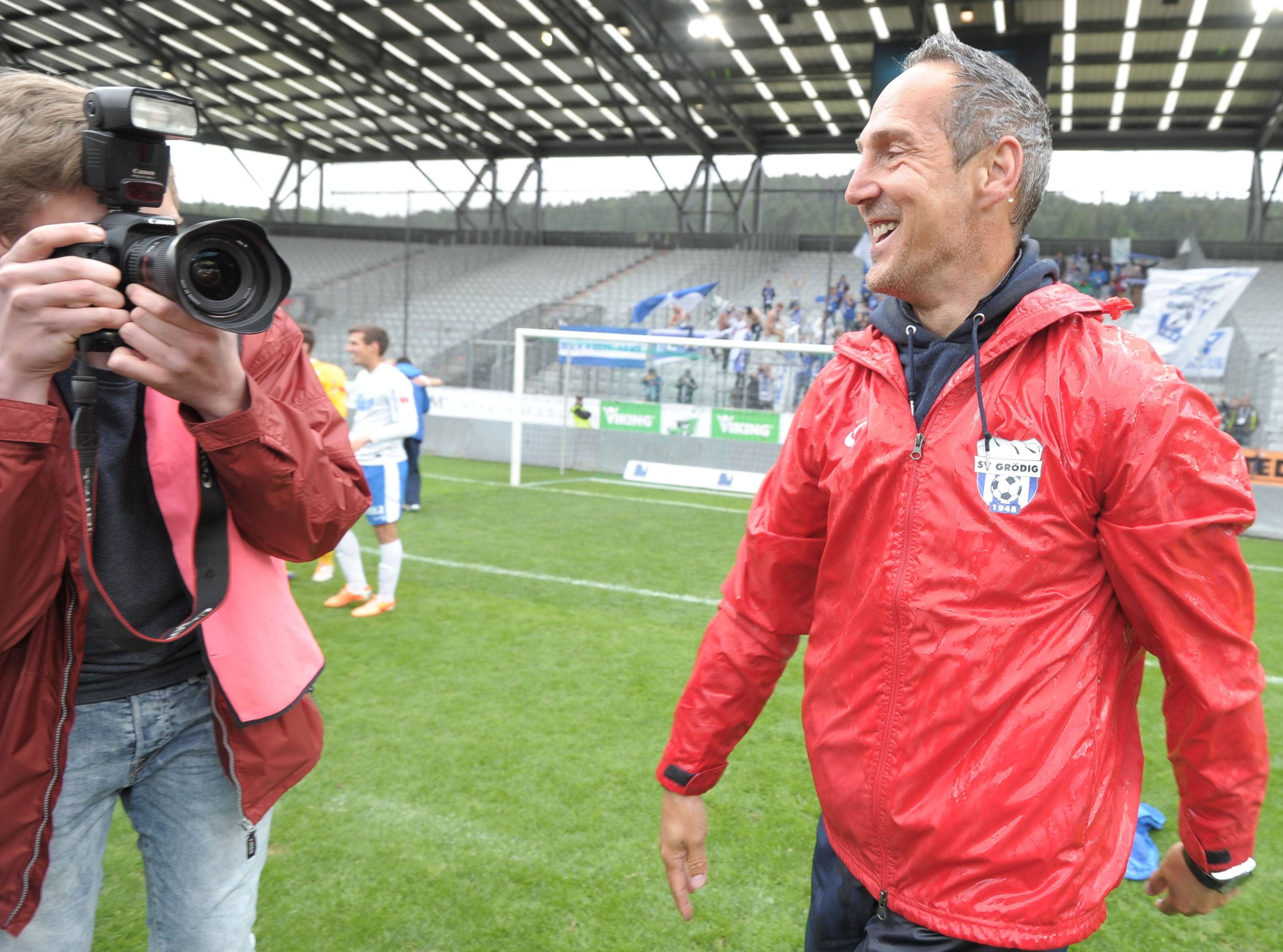 Adi Hütter nach der Bierdusche zur Feier des Aufstieges vom SV Grödig am 11. Mai 2014.