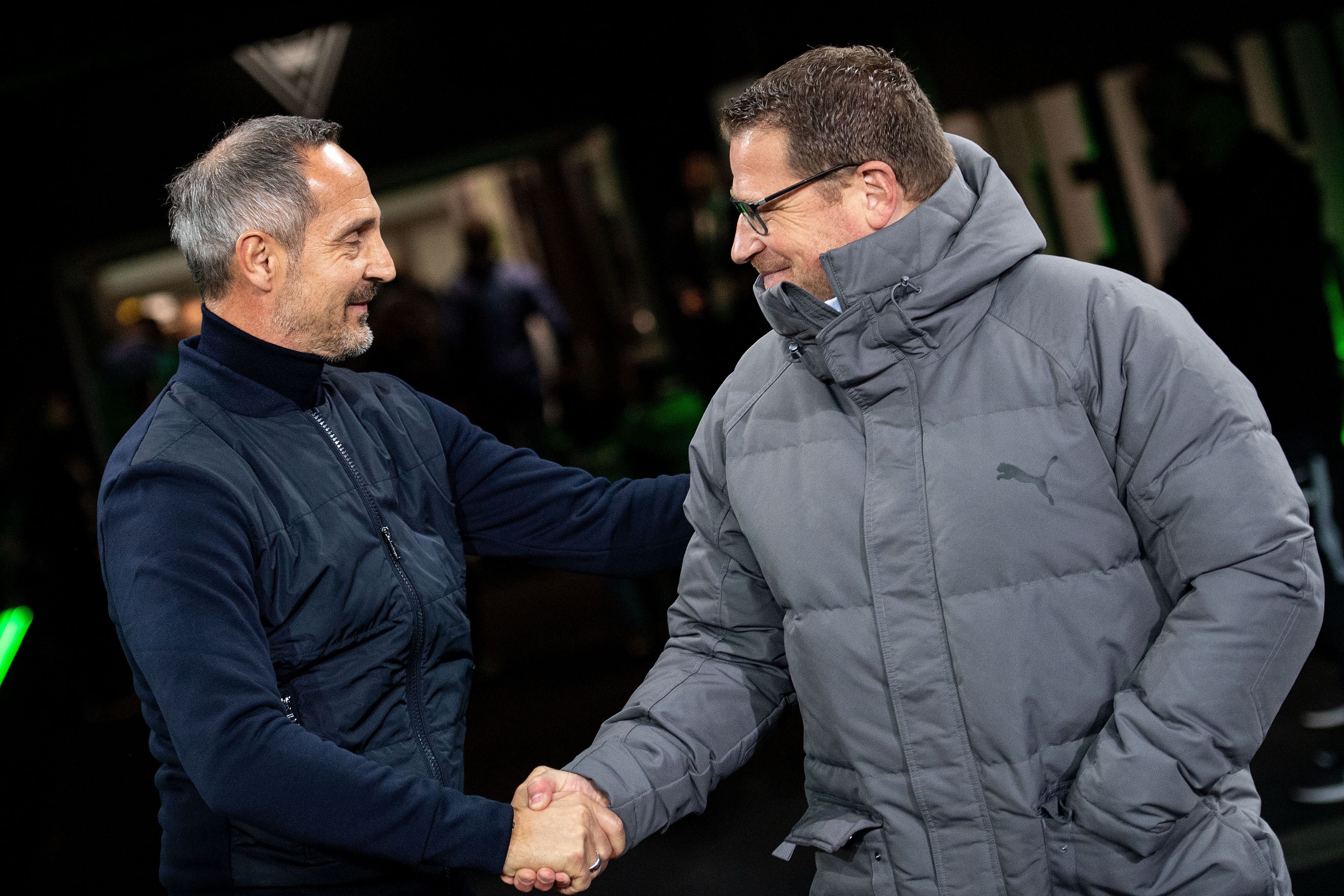 Frankfurts Trainer Adi Hütter (l.) und Gladbachs Sportdirektor Max Eberl (r.) begrüßen sich vor einer Bundesliga-Partie.