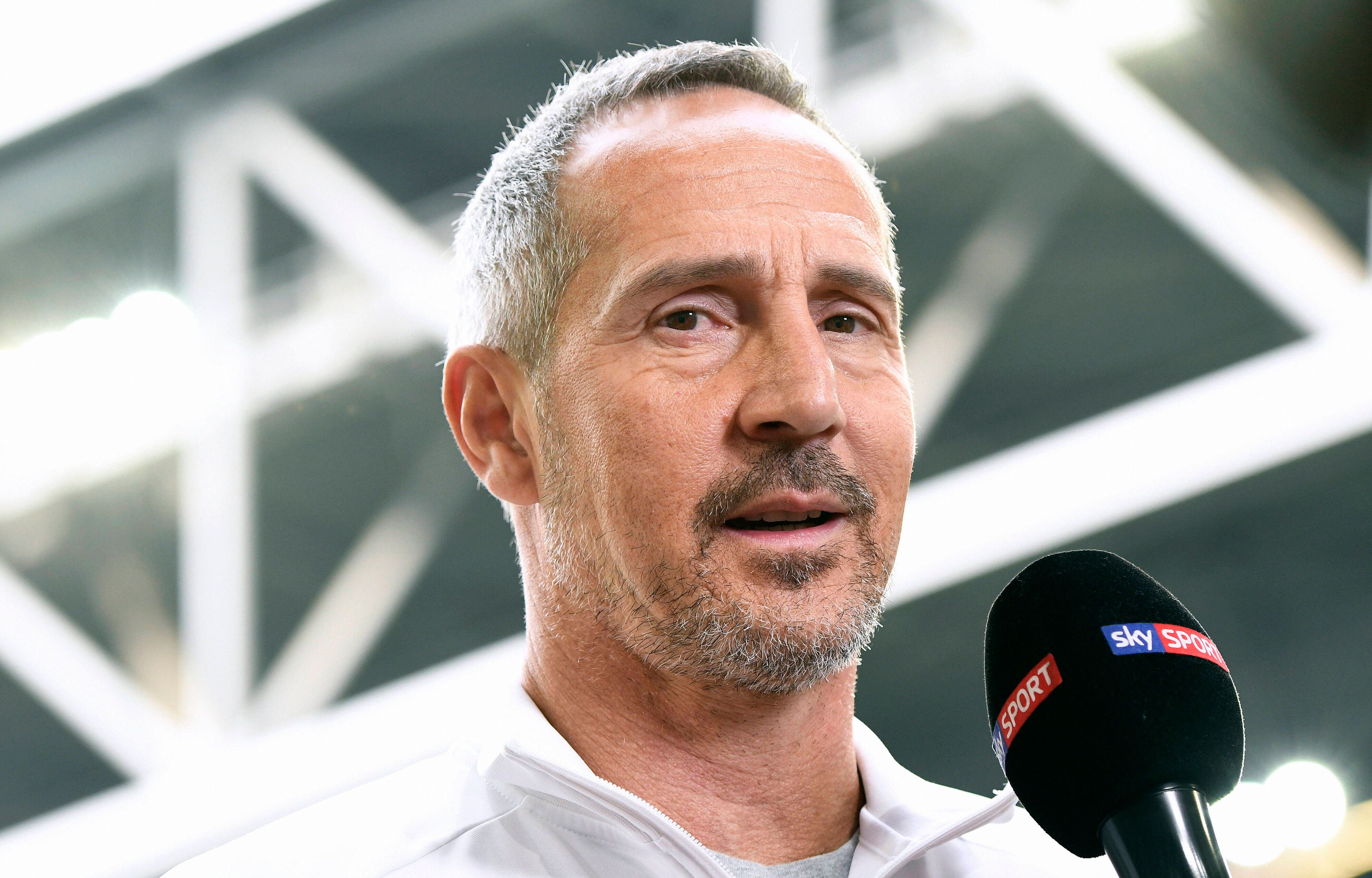 Trainer Adi Hütter spricht beim TV-Sender „Sky“ ins Mikrofon.