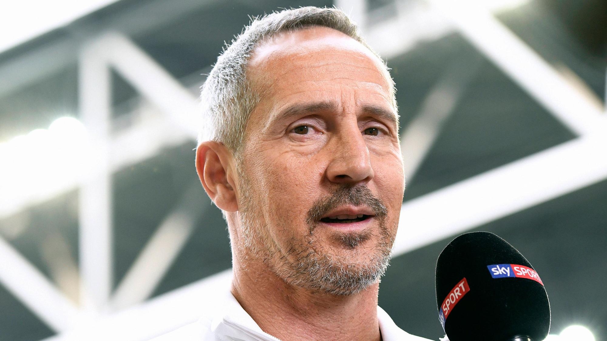 Trainer Adi Hütter spricht beim TV-Sender „Sky“ ins Mikrofon.