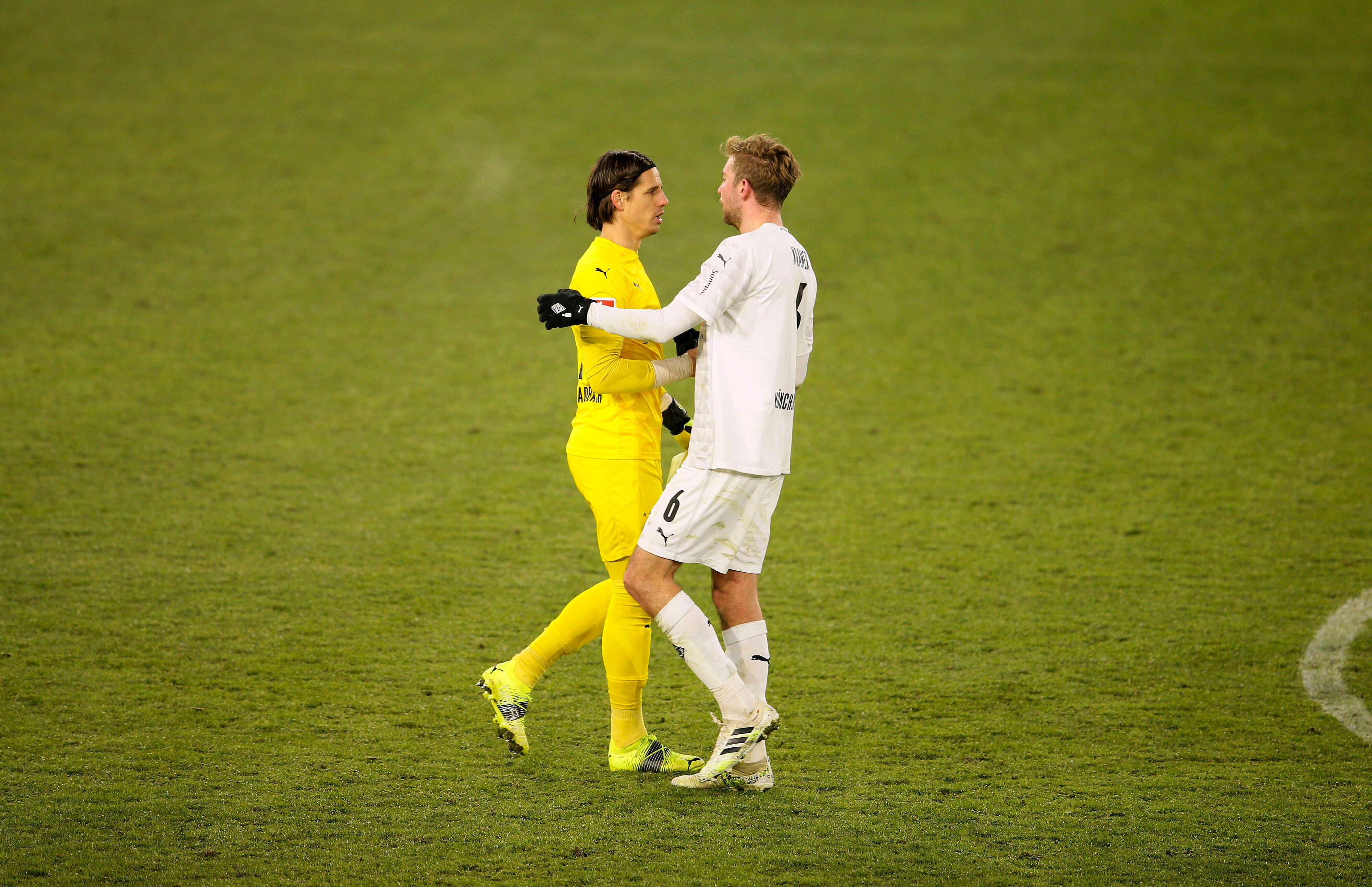 Gladbachs Torhüter Yann Sommer und Teamkollege Christoph Kramer beim Bundesligaspiel am 14.02.2021 beim VfL Wolfsburg.