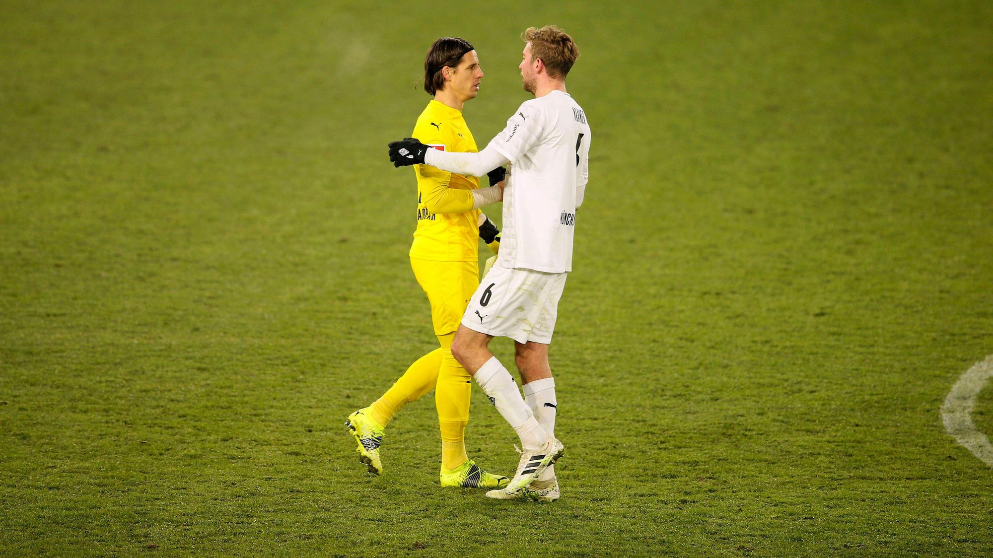Gladbachs Torhüter Yann Sommer und Teamkollege Christoph Kramer beim Bundesligaspiel am 14.02.2021 beim VfL Wolfsburg.