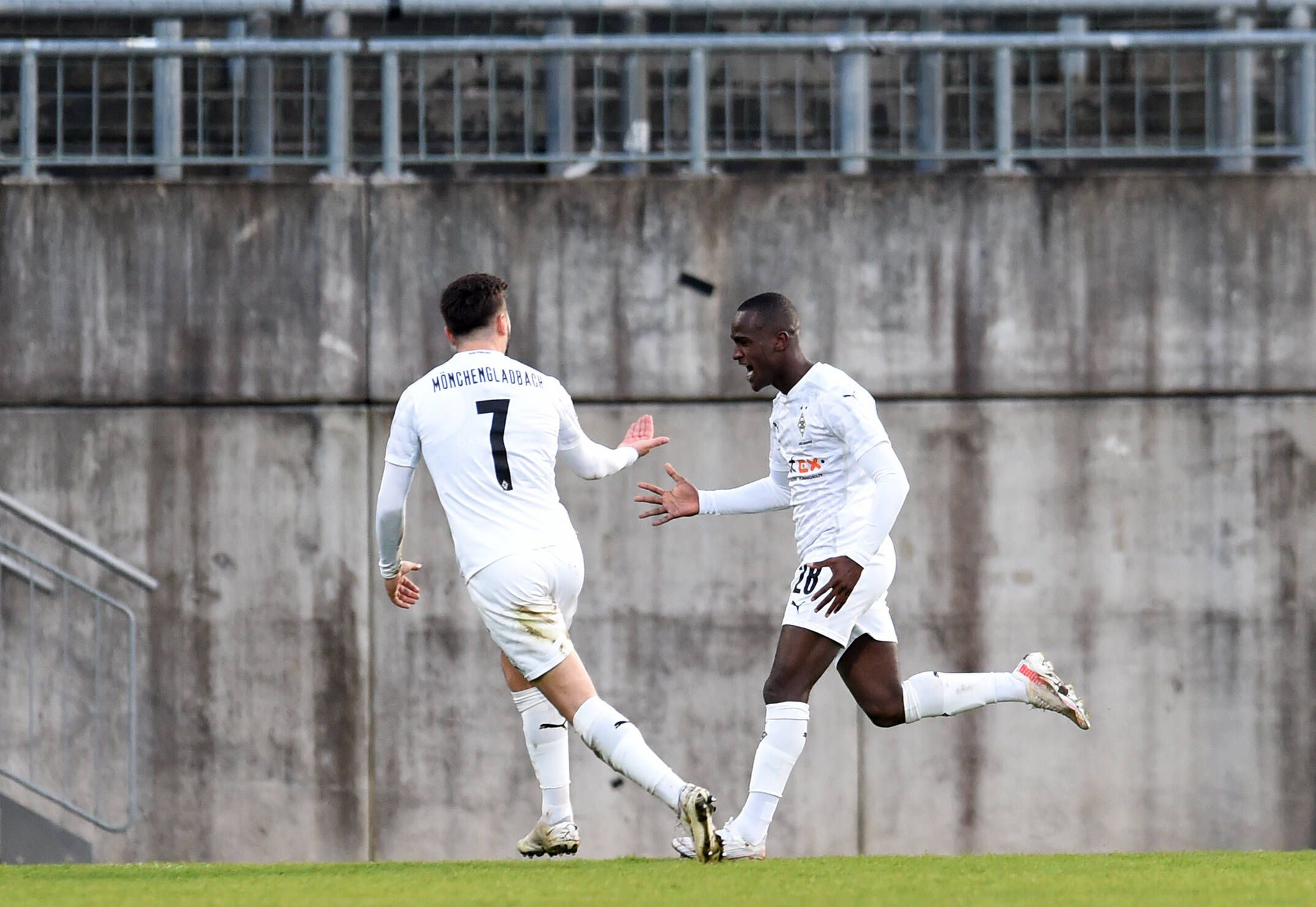 Jacob Italiano (r.) und Famana Quizera (l.) bejubeln das Tor zum 1:0-Sieg von Gladbachs U23 beim Wuppertaler SV am 14. April 2021.