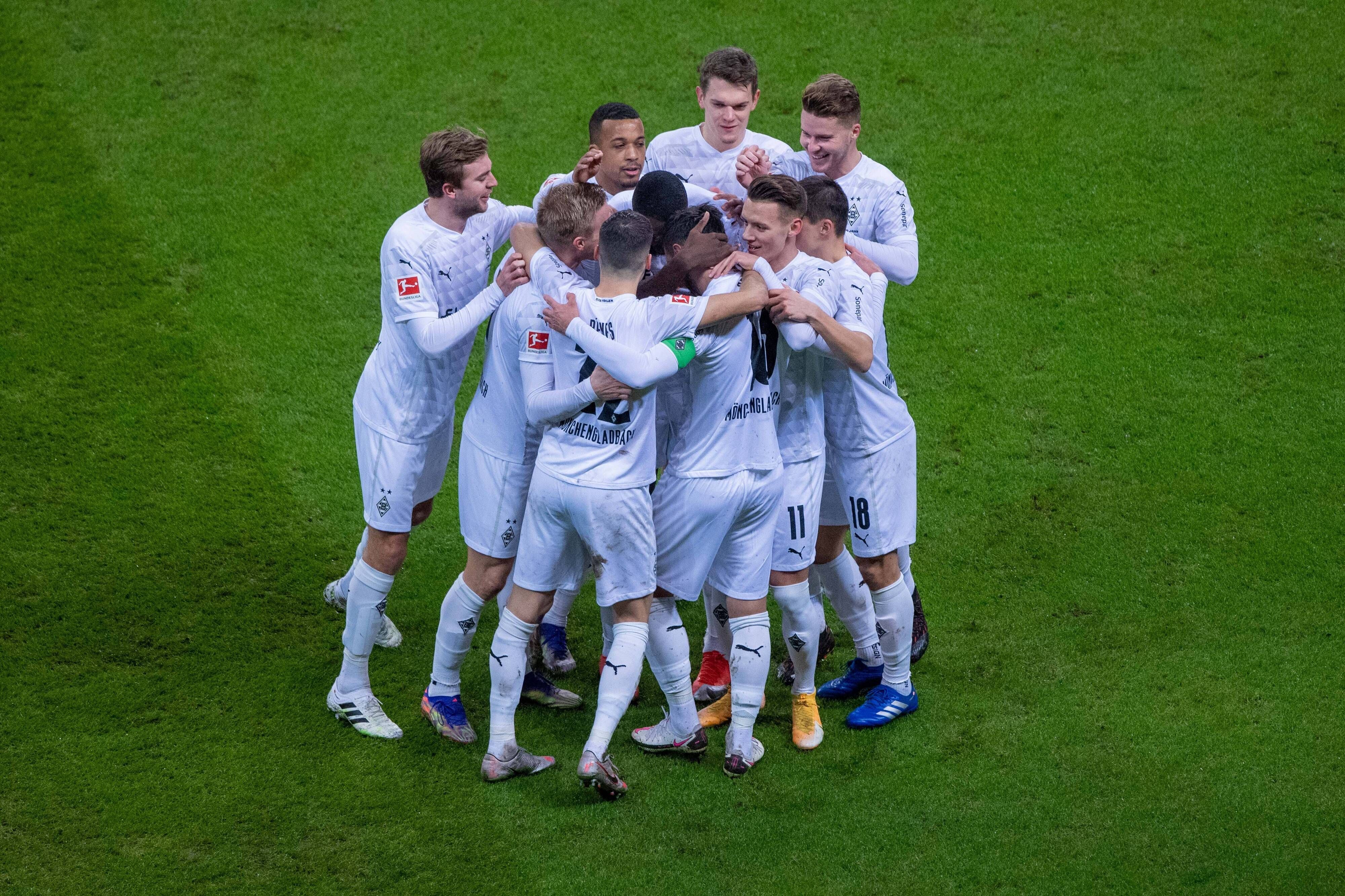 Jubeltraube der Gladbacher nach dem Last-Minute-Ausgleich der Borussia im Hinspiel bei Eintracht Frankfurt am 15. Dezember 2021.