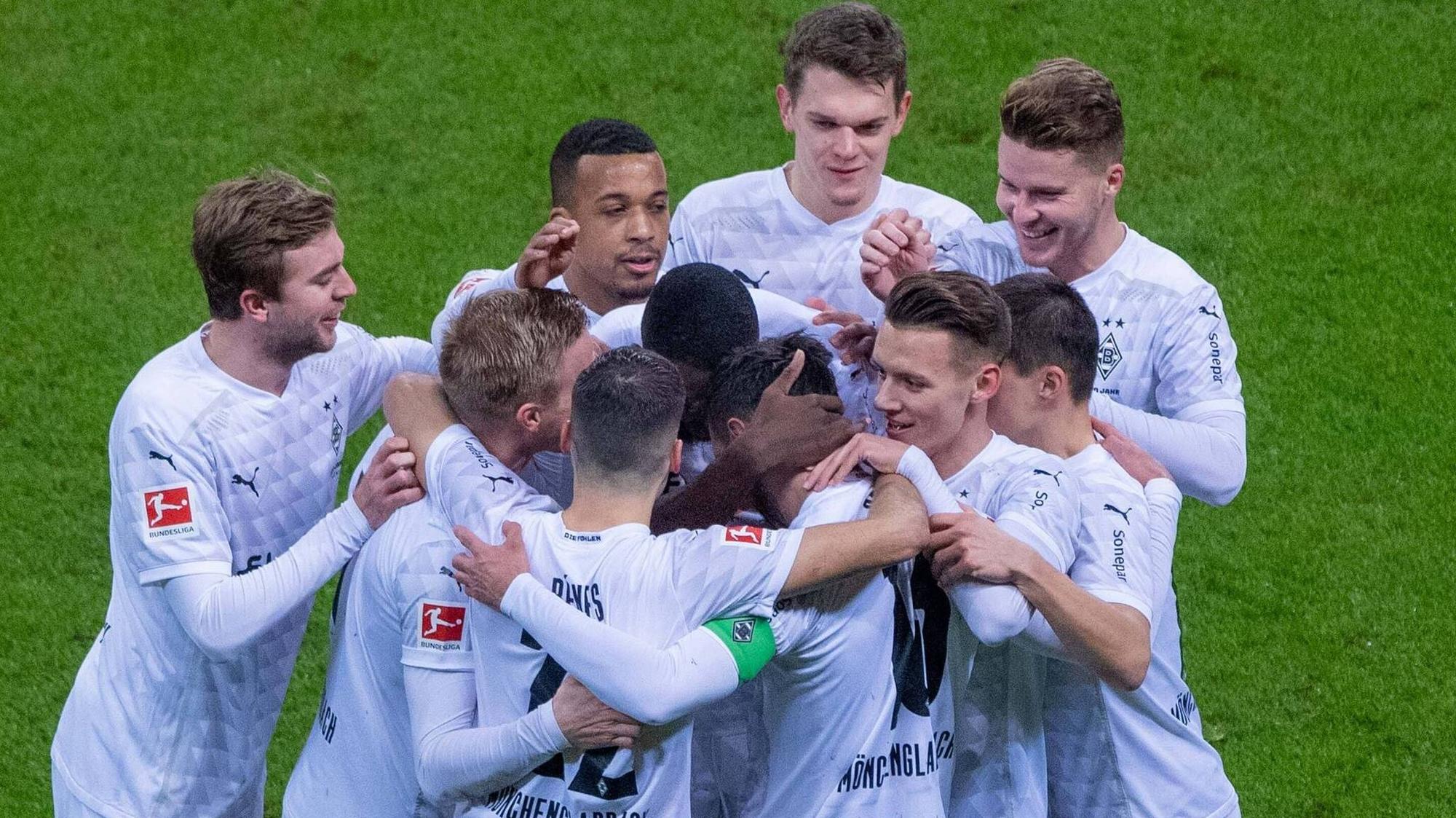 Jubeltraube der Gladbacher nach dem Last-Minute-Ausgleich der Borussia im Hinspiel bei Eintracht Frankfurt am 15. Dezember 2021.