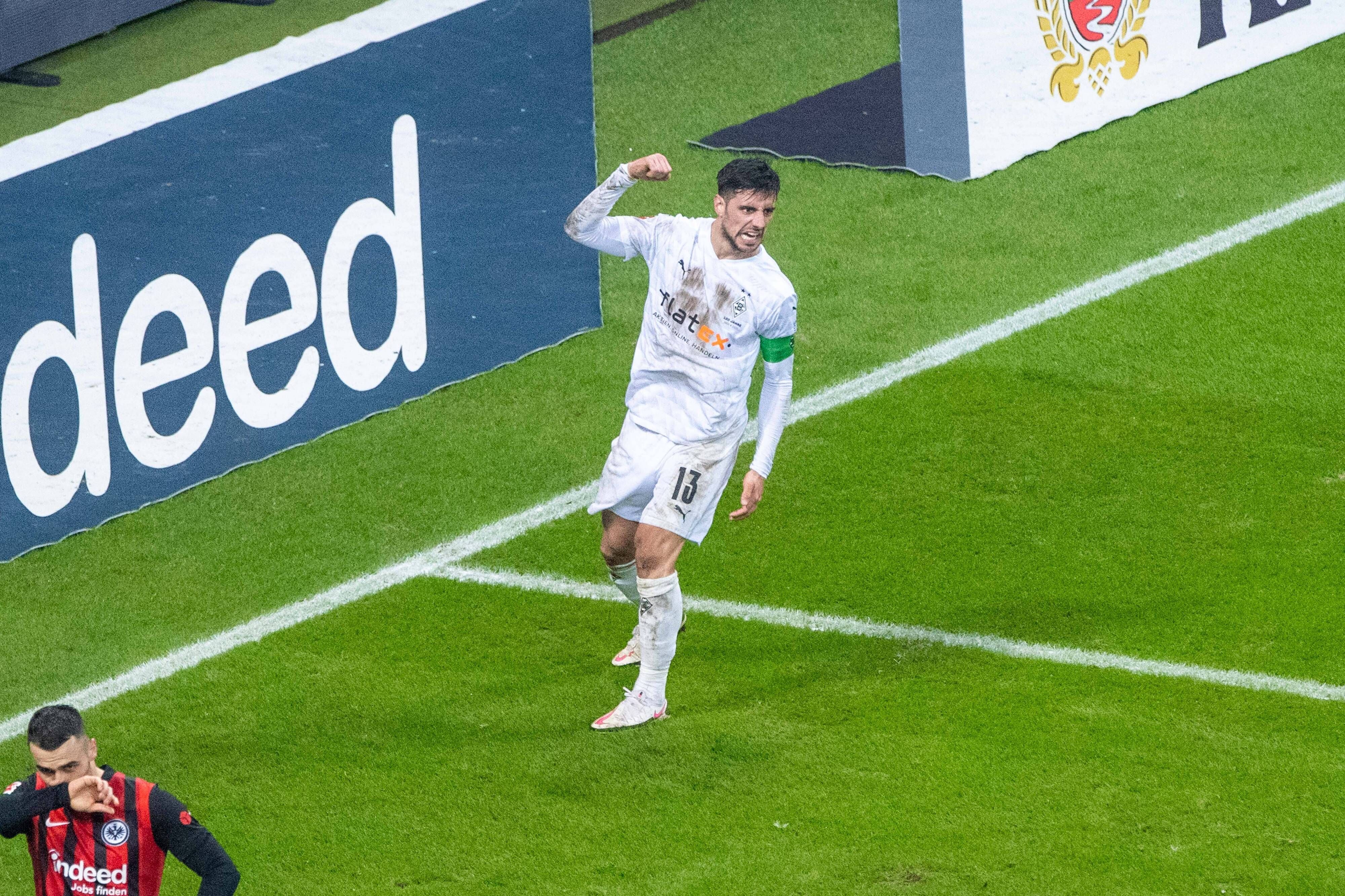 Gladbachs Kapitän Lars Stindl jubelt über sein Tor im Hinspiel des Bundesligaduells der Frankfurter gegen Gladbach am 15. Dezember 2020.