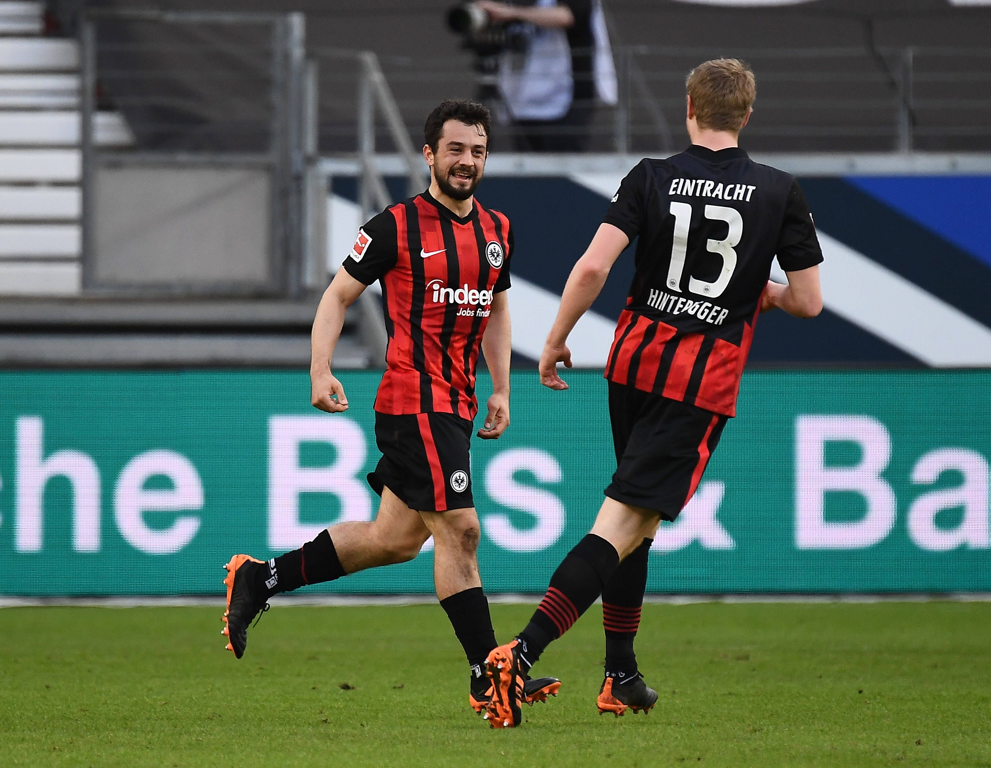 Die Ex-Gladbacher Amin Younes (l.) und Martin Hinteregger (r.) im Spiel ihres Team Eintracht Frankfurt gegen Bayern München am 20. Februar 2021.