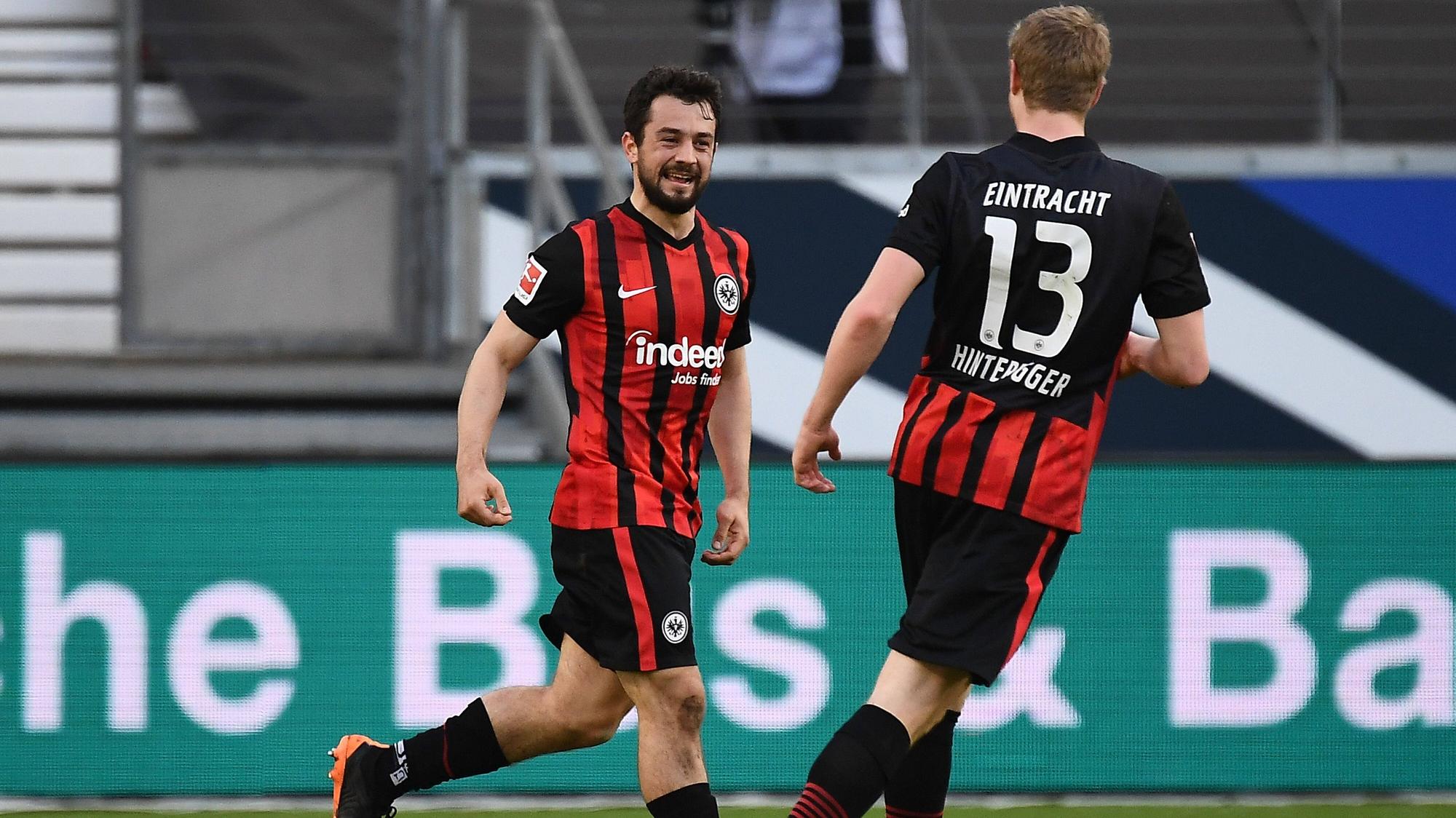 Die Ex-Gladbacher Amin Younes (l.) und Martin Hinteregger (r.) im Spiel ihres Team Eintracht Frankfurt gegen Bayern München am 20. Februar 2021.