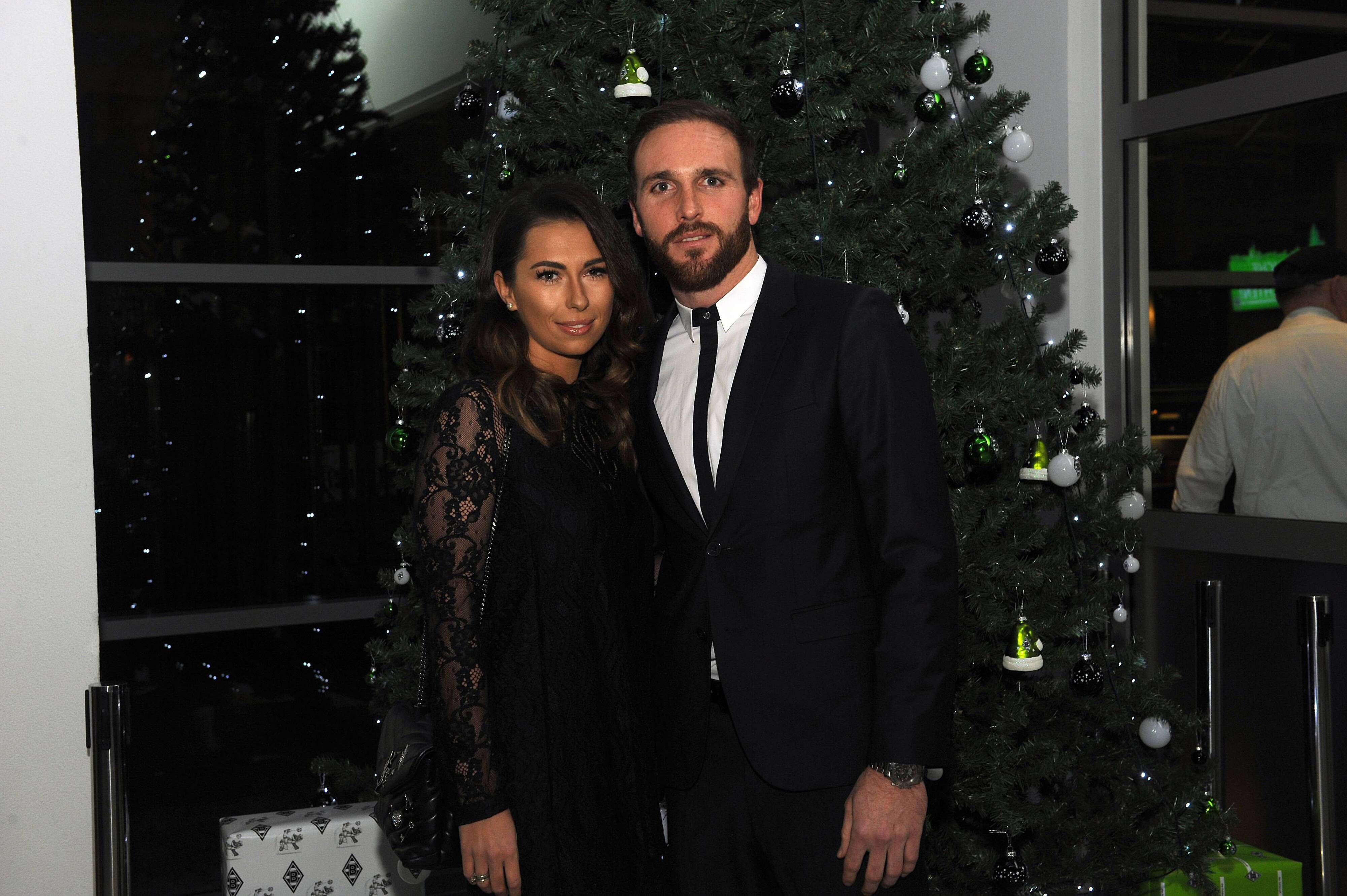 Gladbachs zweiter Keeper Tobias Sippel und Ehefrau Sandra, hier bei der Weihnachtsfeier der Borussia am 4. Dezember 2017, haben ihr zweites Kind bekommen.