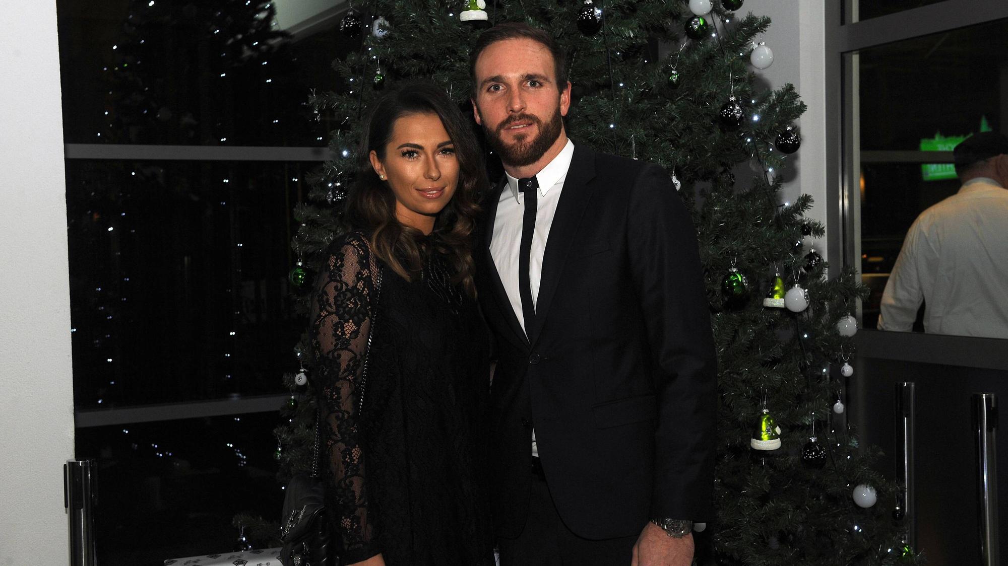 Gladbachs zweiter Keeper Tobias Sippel und Ehefrau Sandra, hier bei der Weihnachtsfeier der Borussia am 4. Dezember 2017, haben ihr zweites Kind bekommen.