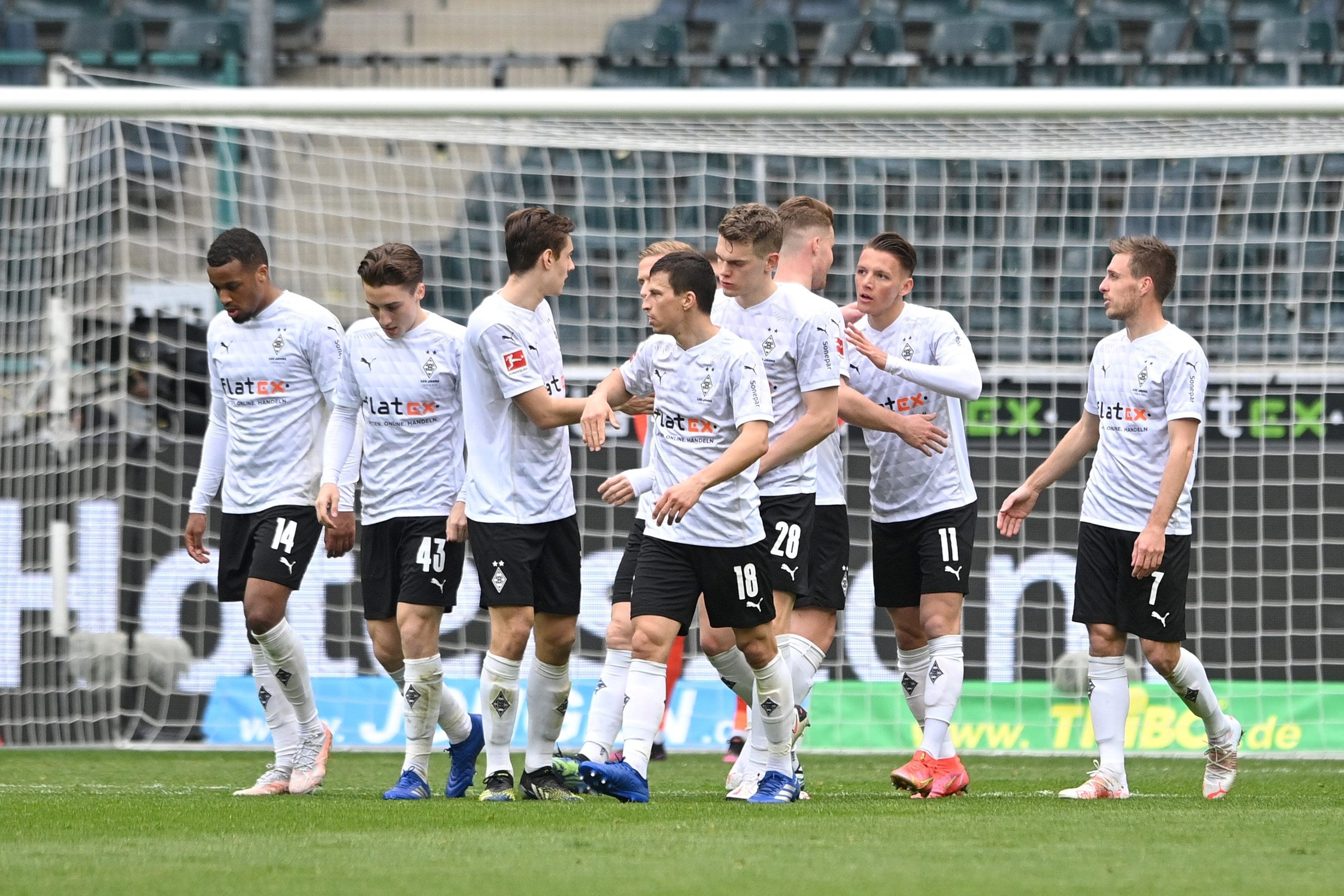 Die Gladbacher jubeln am 17. April 2021 über den 4:0-Sieg gegen die Eintracht aus Frankfurt.