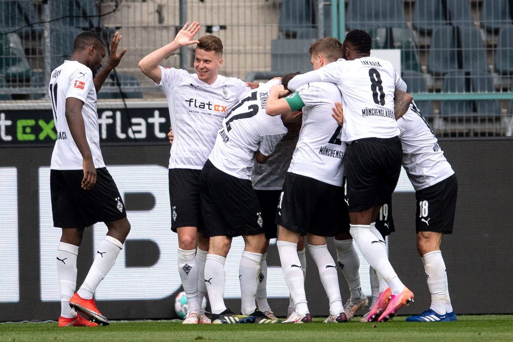 Das Team von Borussia Mönchegladbach bejubelt am 17. April 2021 den 4:0-Sieg gegen Eintracht Frankfurt
