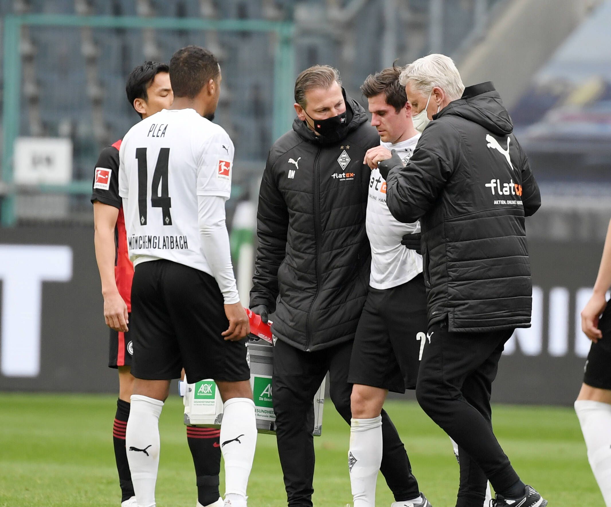 Gladbachs Nationalspieler Jonas Hofmann (2. v. r.) muss gegen Eintracht Frankfurt am 17. April 2021 vorzeitig den Platz verlassen.