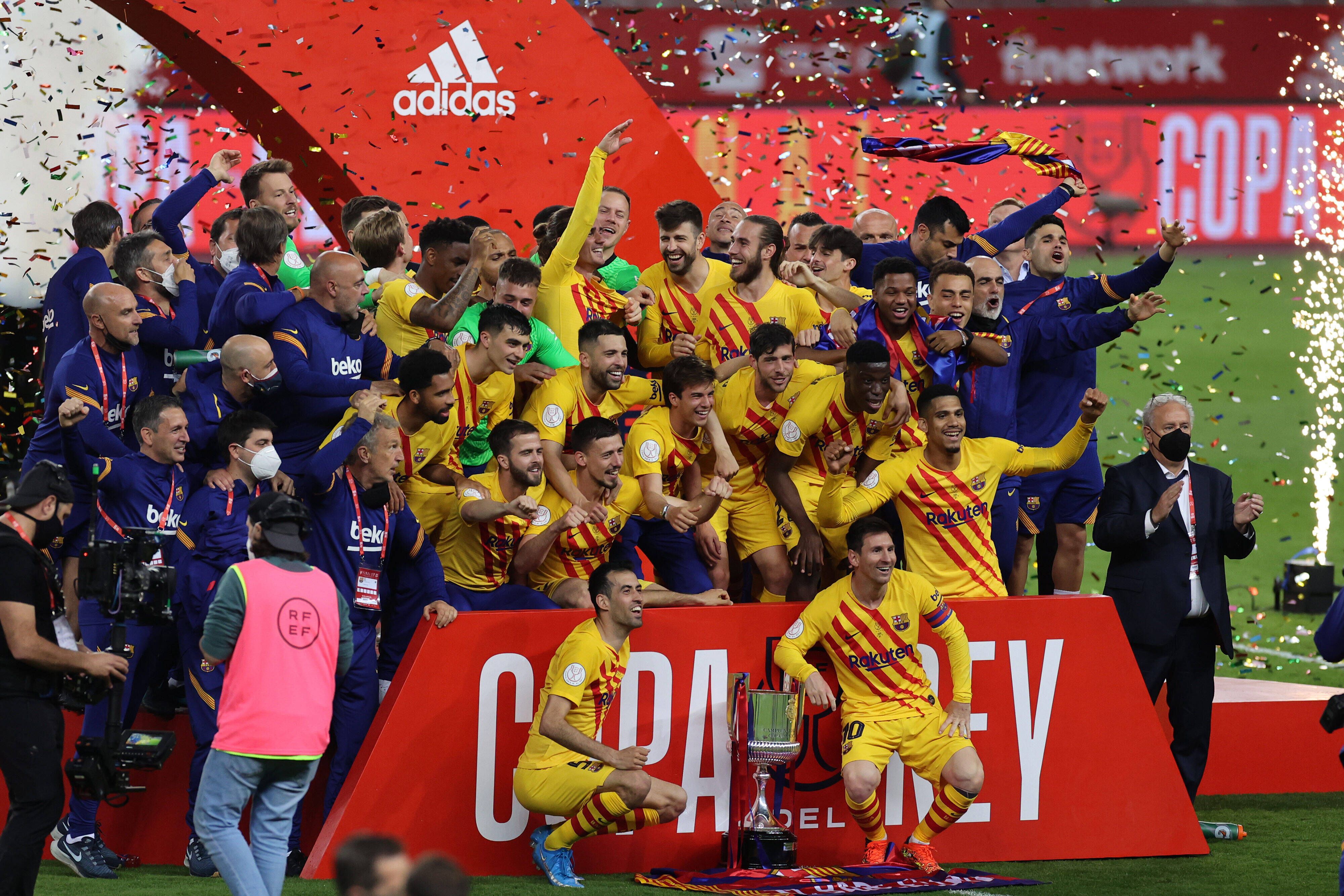 Die Spieler des FC Barcelona feiern am 17. April 2021 in Sevilla den Gewinn des spanischen Pokals.