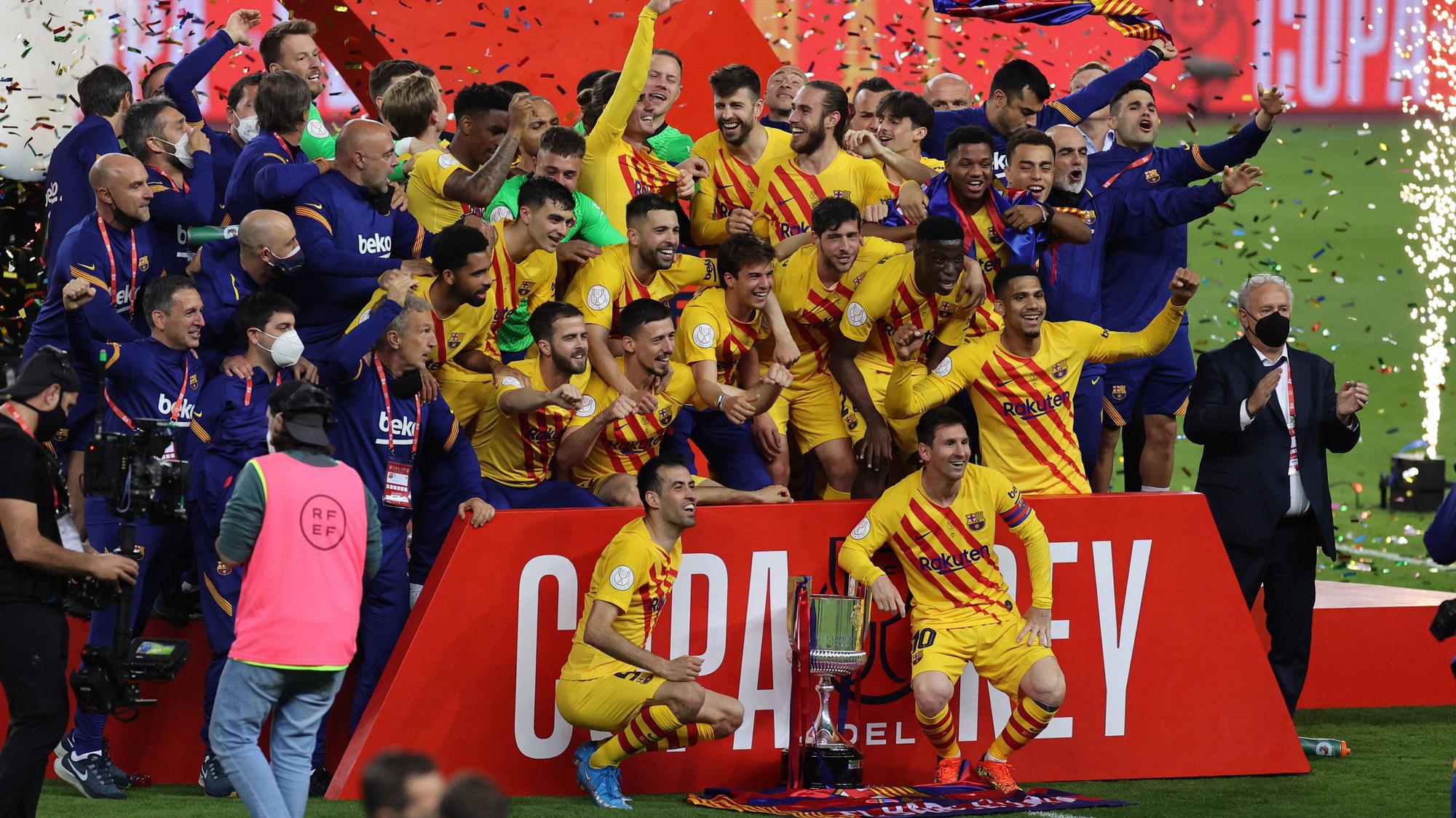Die Spieler des FC Barcelona feiern am 17. April 2021 in Sevilla den Gewinn des spanischen Pokals.