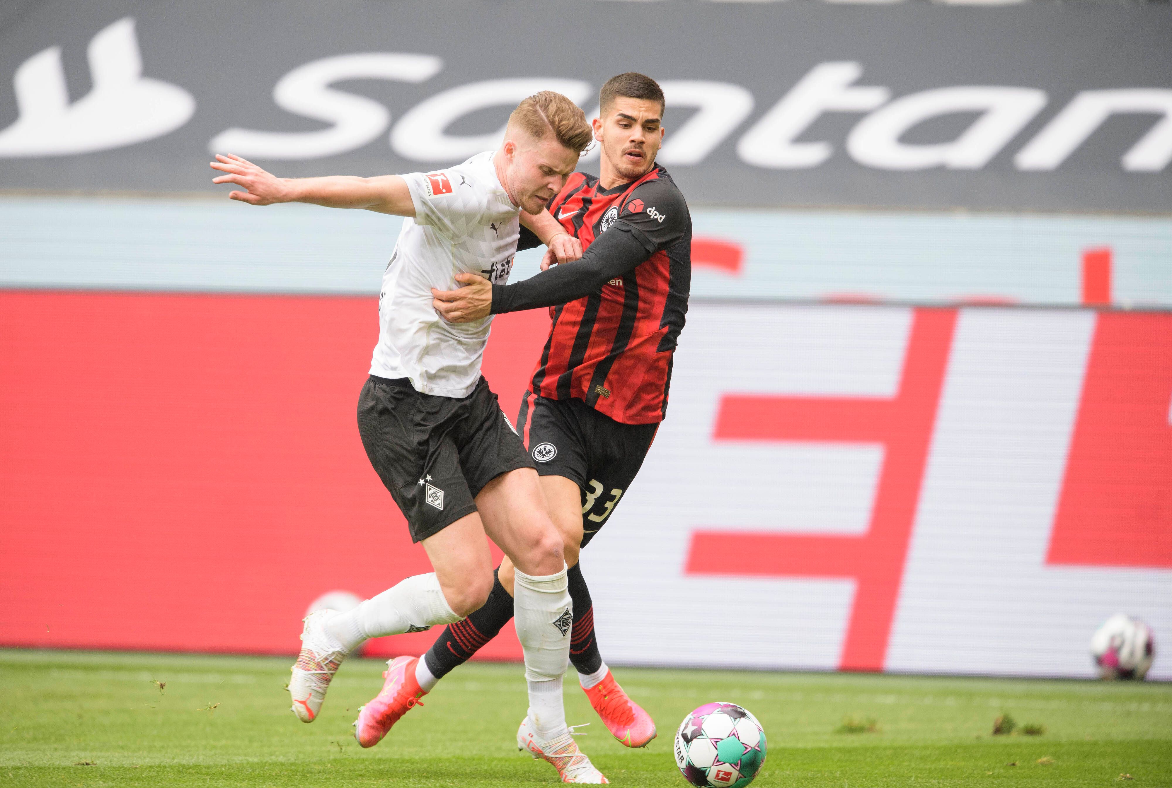 Gladbachs Nico Elvedi (l.) im Zweikampf mit Frankfurts André Silva beim 4:0-Sieg der Fohlenelf am 17. April 2021 im Borussia-Park.