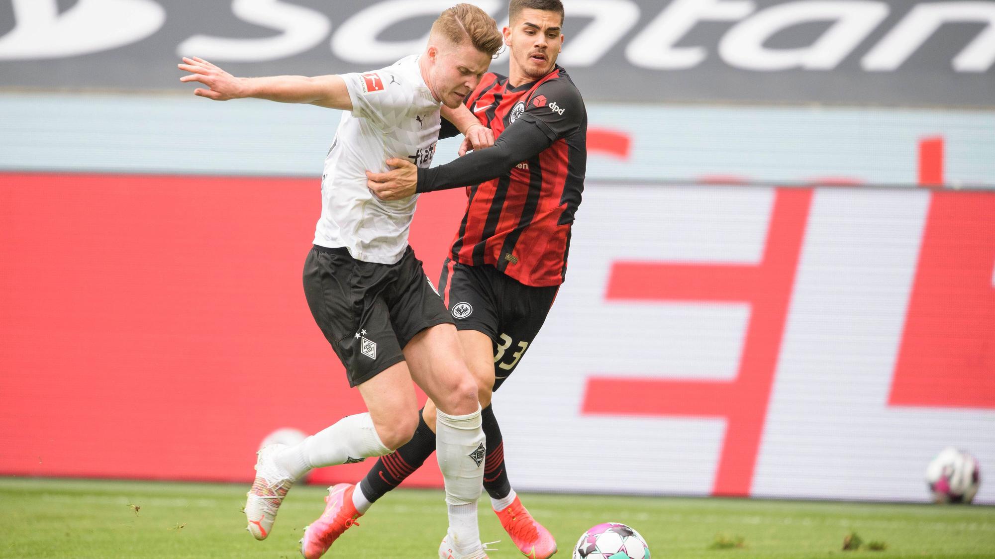 Gladbachs Nico Elvedi (l.) im Zweikampf mit Frankfurts André Silva beim 4:0-Sieg der Fohlenelf am 17. April 2021 im Borussia-Park.