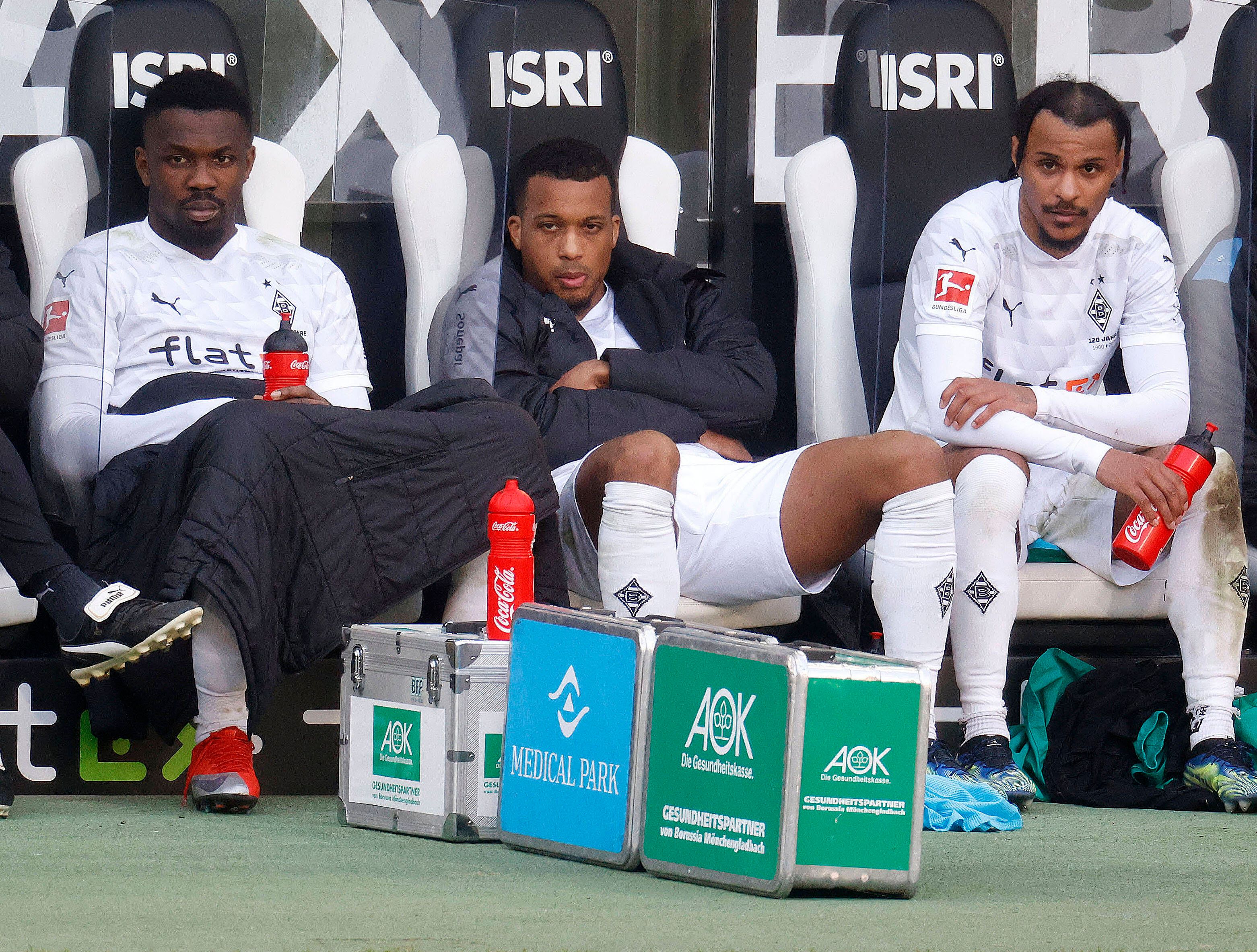 Gladbachs Top-Stürmer Marcus Thuram (l.) und Alassane Plea (r.) beim Spiel gegen Bayer Leverkusen am 6. März 2021 auf der Bank.