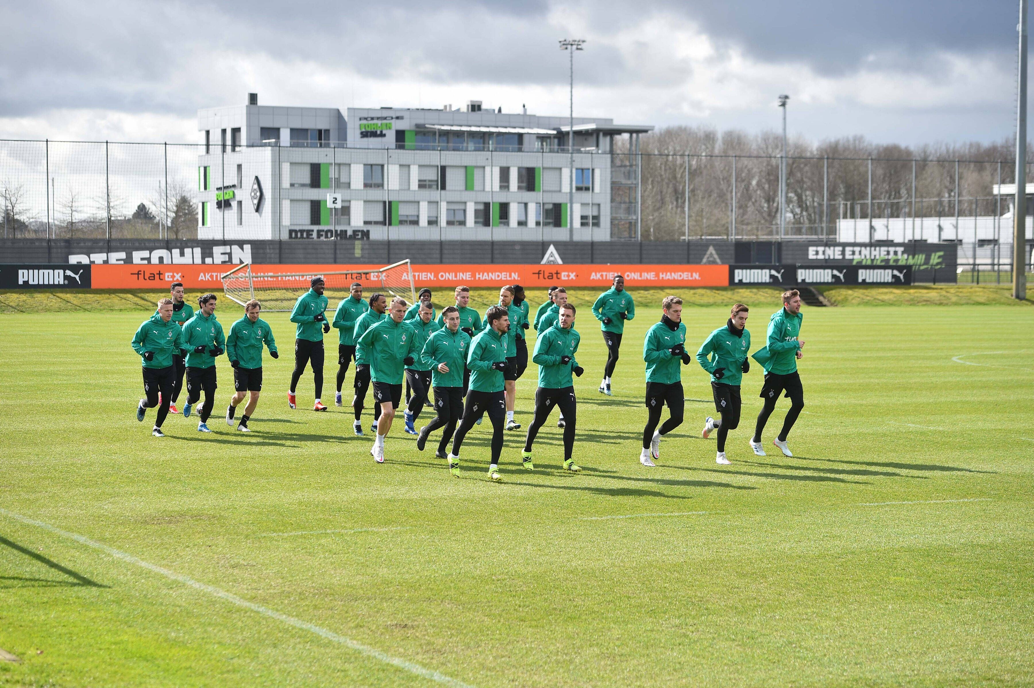 Die Gladbacher Mannschaft beim Laufen im Training am Borussia-Park am 15. März 2021.