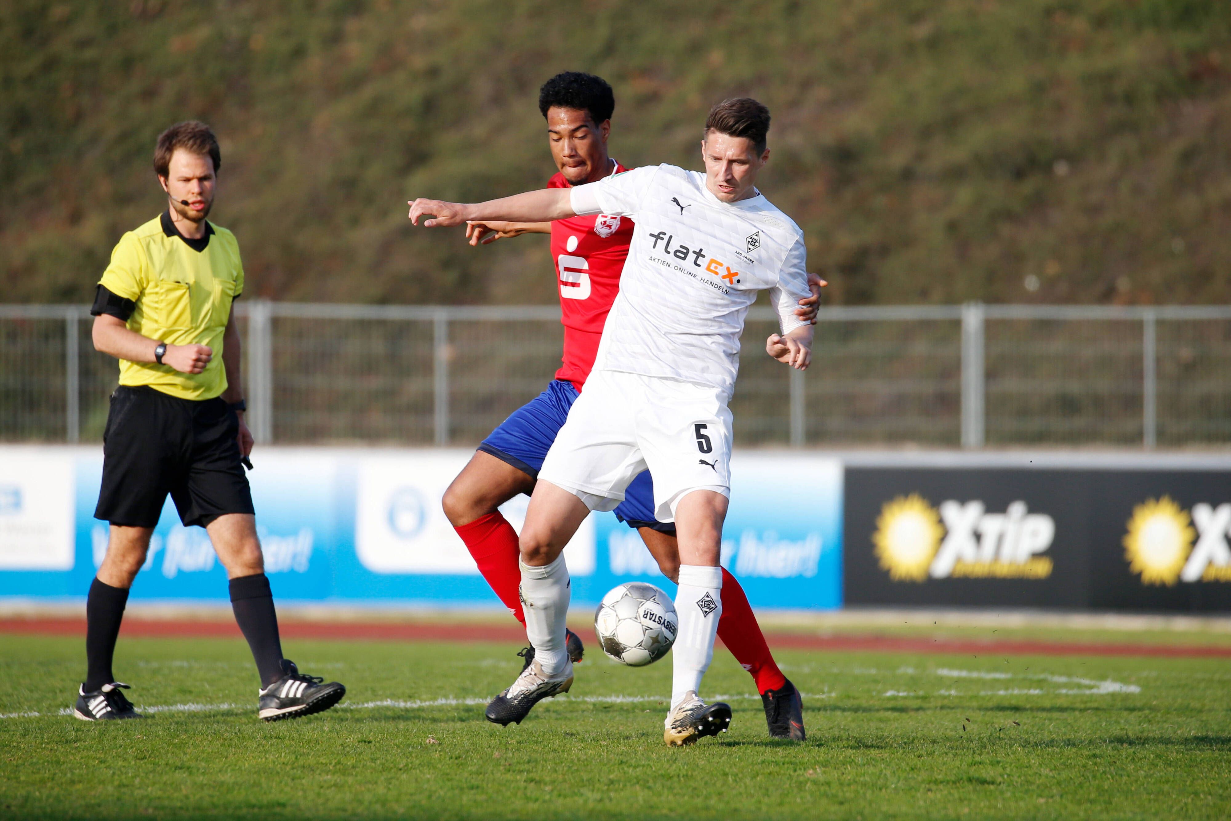 Am Freitag (1. April 2021) kassierte Gladbachs U23 beim Bonner SC die vierte Niederlage in Folge. Das Foto zeigt Bonns Tackie Sai (l.) und Gladbachs Markus Pazurek (r.) beim Kampf um den Ball.