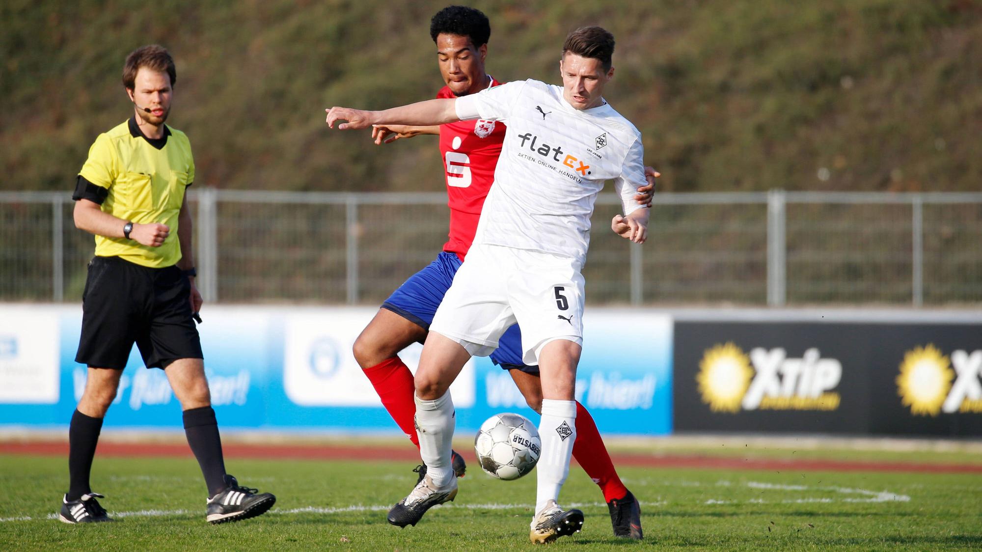 Am Freitag (1. April 2021) kassierte Gladbachs U23 beim Bonner SC die vierte Niederlage in Folge. Das Foto zeigt Bonns Tackie Sai (l.) und Gladbachs Markus Pazurek (r.) beim Kampf um den Ball.