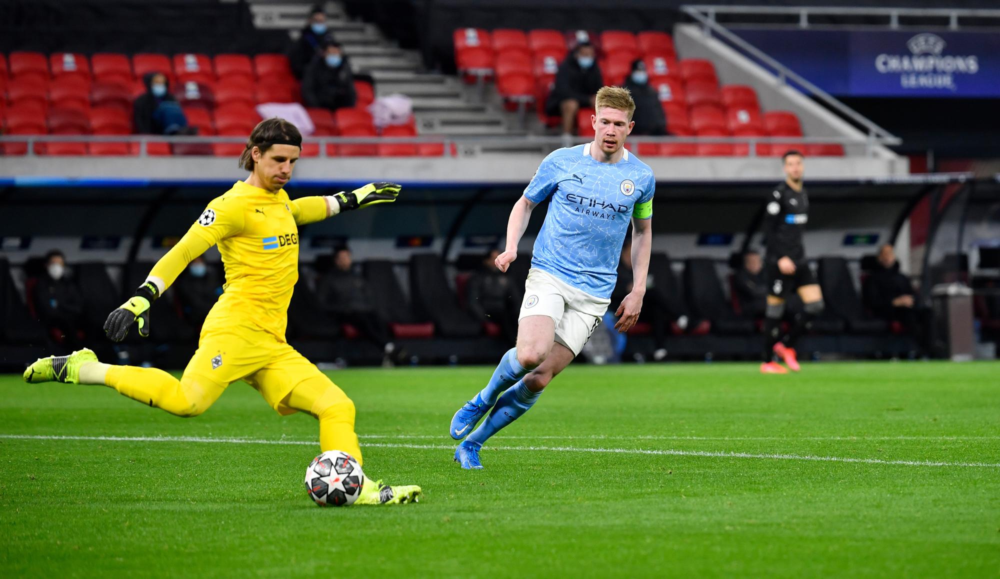 Gladbach Keeper Yann Sommer (l.) beim Champions-League-Achtelfinale gegen Manchester City am 16. März 2021 in Budapest.