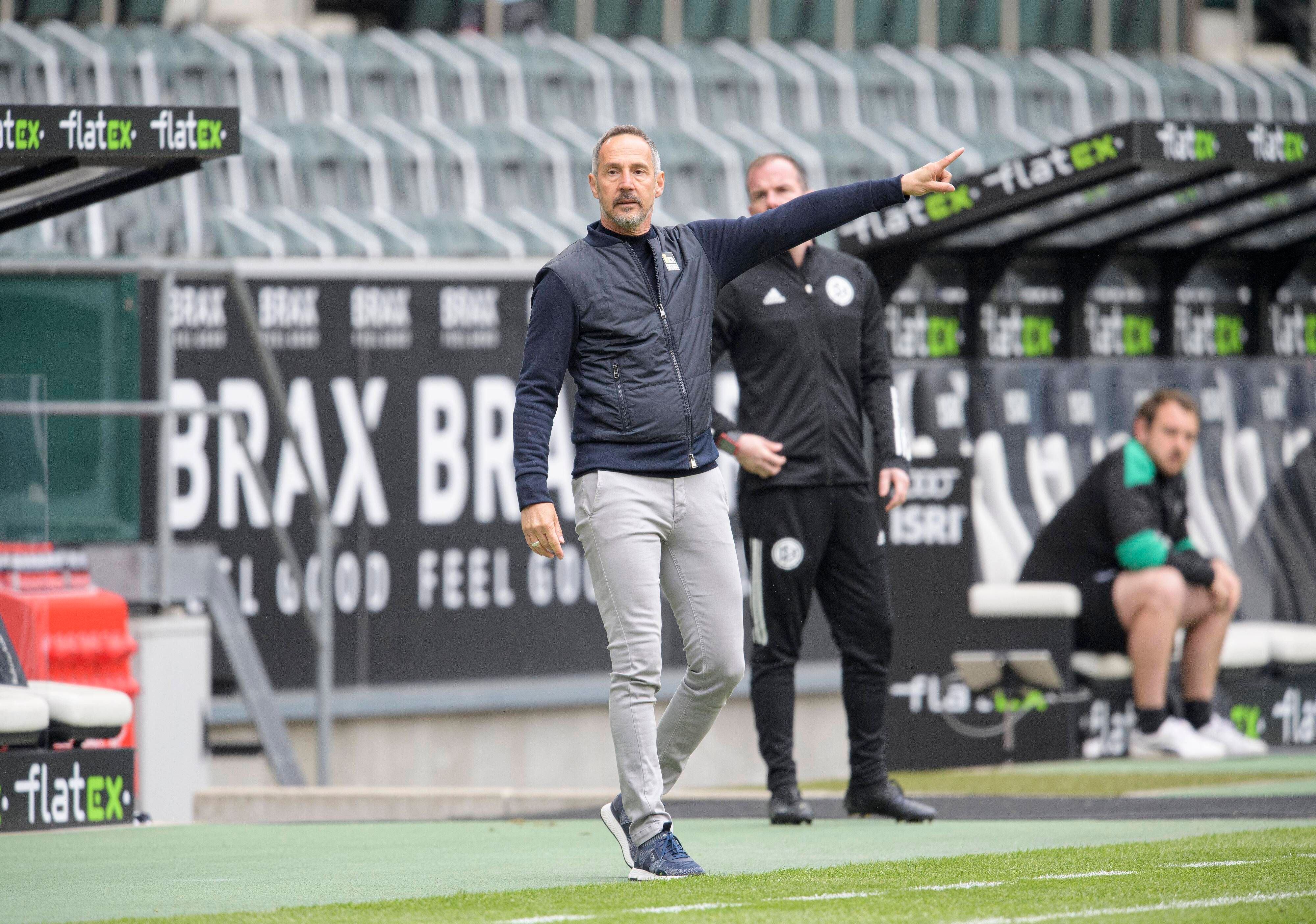 Frankfurt-Trainer Adi Hütter (l.), hier zu sehen am 17. April 2021 im Borussia-Park.