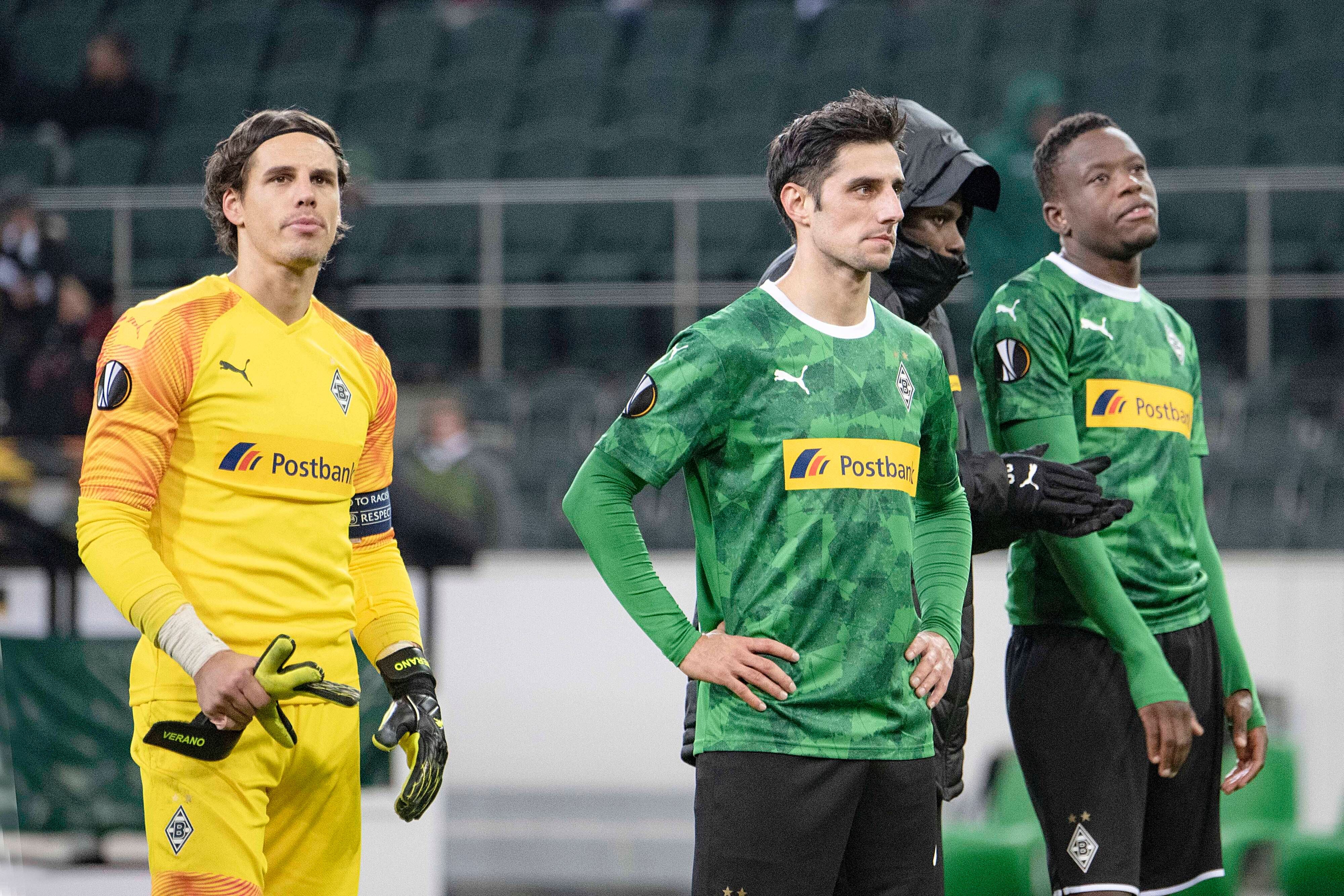 Gladbachs Torhüter Yann Sommer sowie Kapitän Lars Stindl, hier mit Breel Embolo und Denis Zakaria nach dem Europa League-Spiel gegen Istanbul Basaksehir am 12. Dezember 2019.