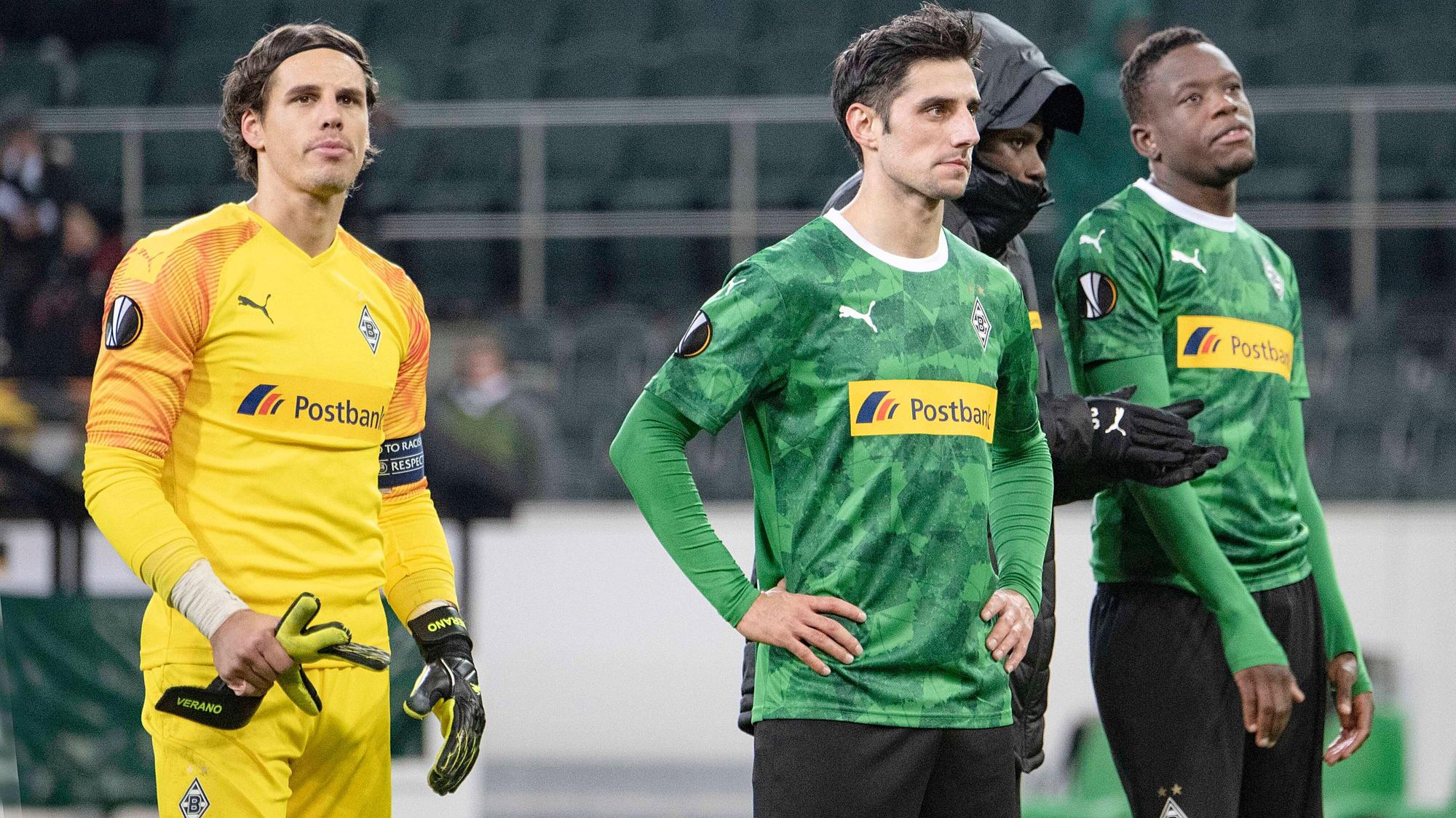 Gladbachs Torhüter Yann Sommer sowie Kapitän Lars Stindl, hier mit Breel Embolo und Denis Zakaria nach dem Europa League-Spiel gegen Istanbul Basaksehir am 12. Dezember 2019.