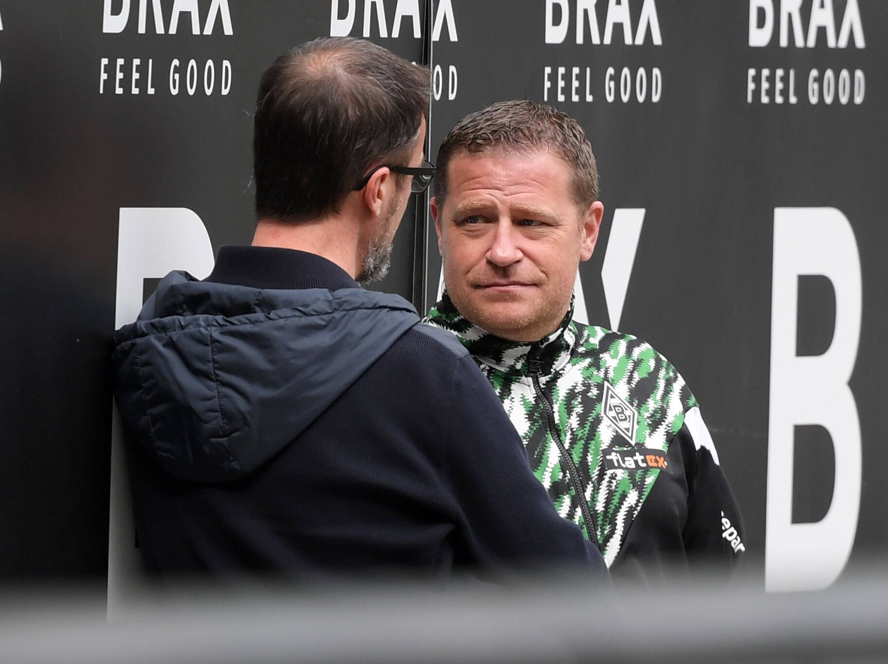 Gladbach-Manager Max Eberl (r.) unterhält sich am 17. April 2021 mit Fredi Bobic (l.), Vorstand Sport bei Eintracht Frankfurt.