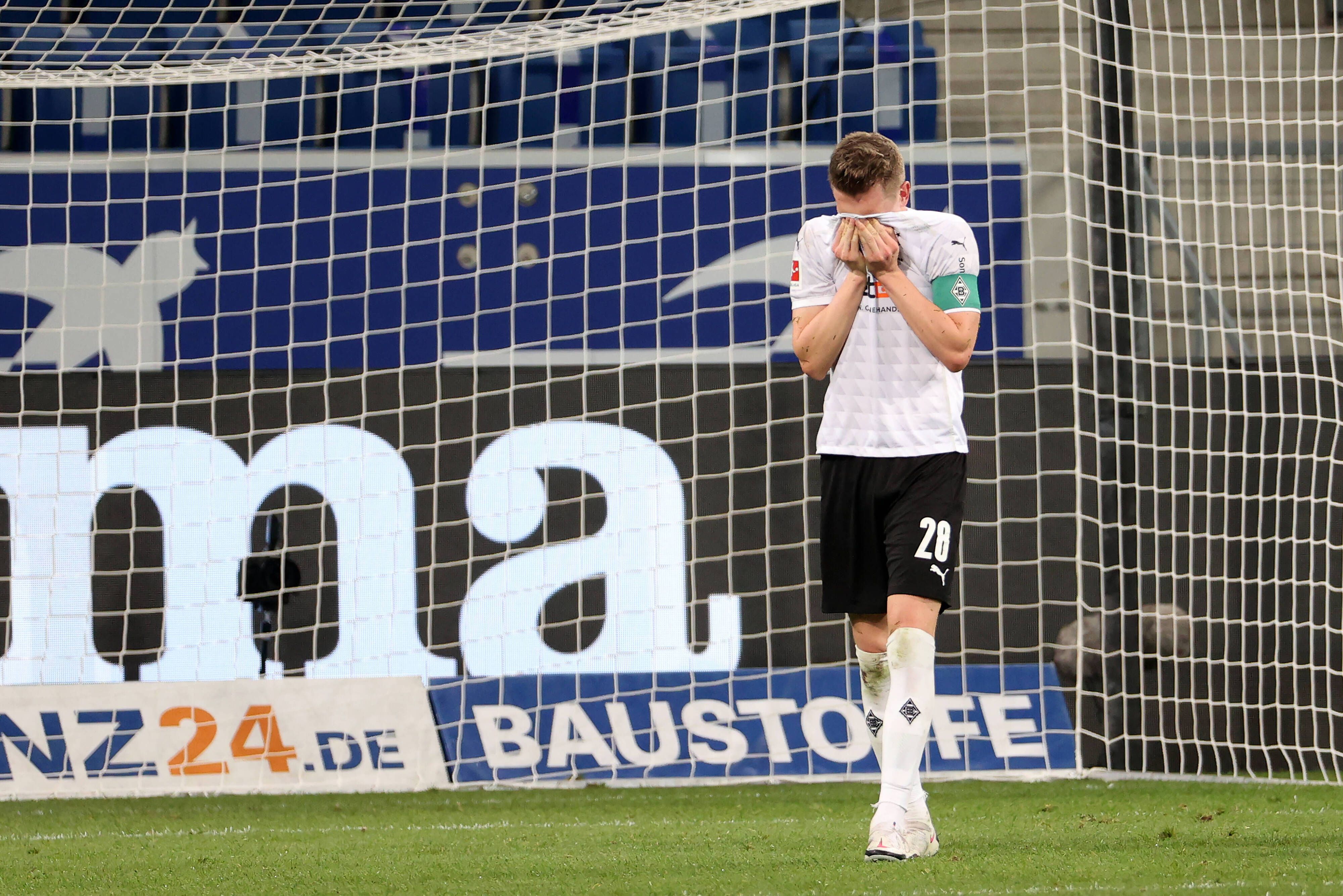 Hände vors Gesicht: Gladbach um Nationalspieler Matthias Ginter musste am MIttwoch einen herben Rückschlag um die Europapokalplätze hinnehmen: Das Team verlor nach einer 2:0-Führung bei der TSG Hoffenheim mit 2:3.